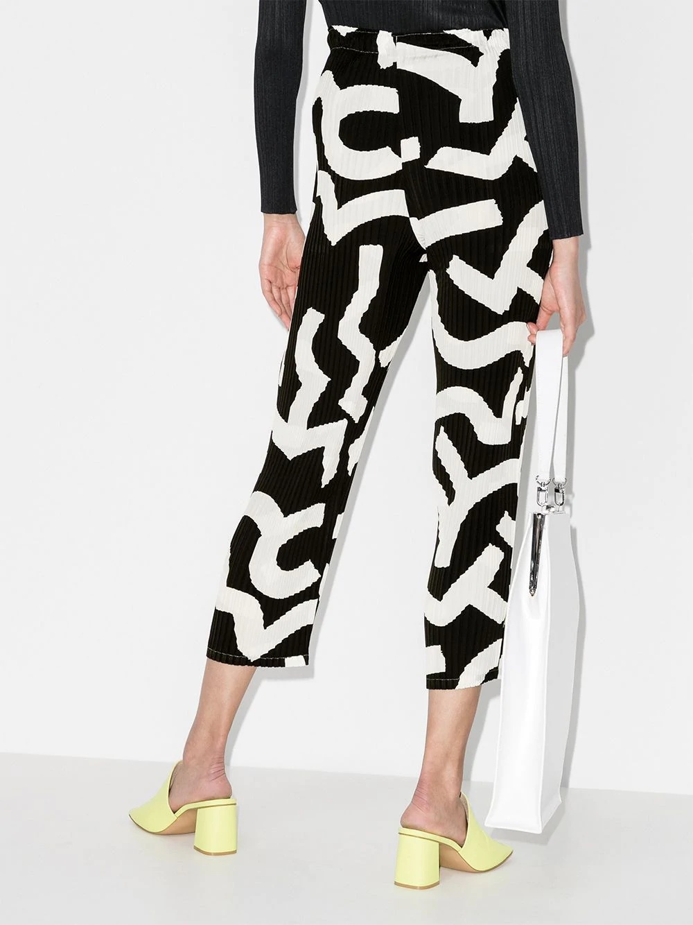 patterned plissé cropped trousers - 3