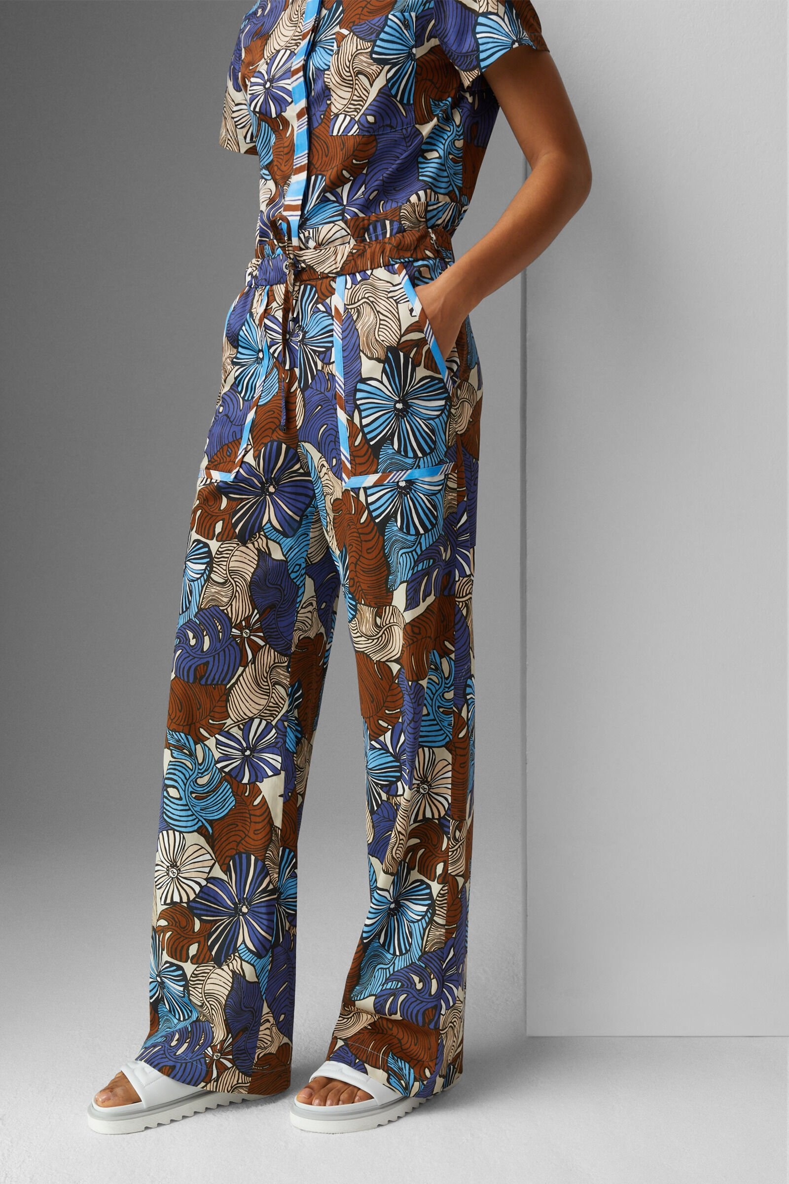 Donya Satin pants in Dark blue/Light blue/Brown - 2
