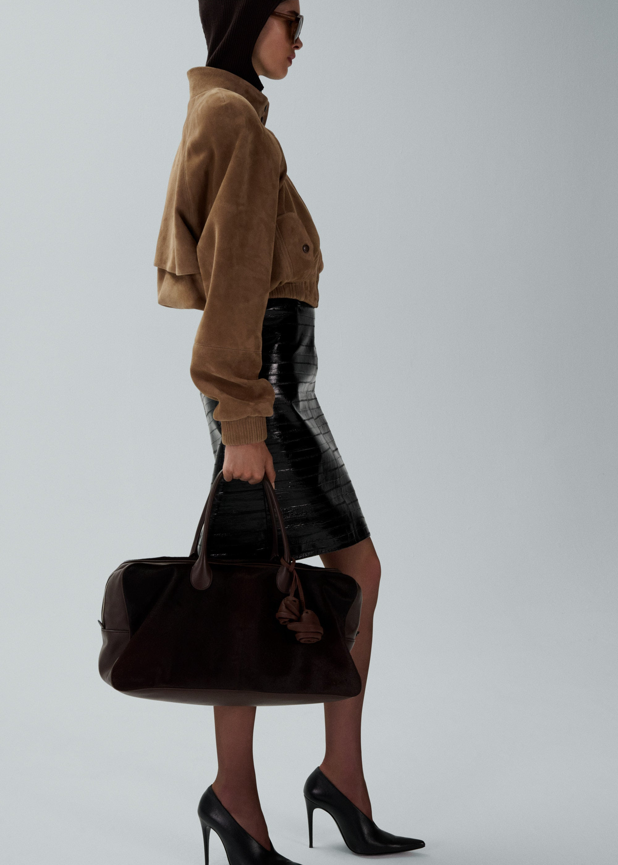 Cropped leather bomber jacket in beige suede - 4