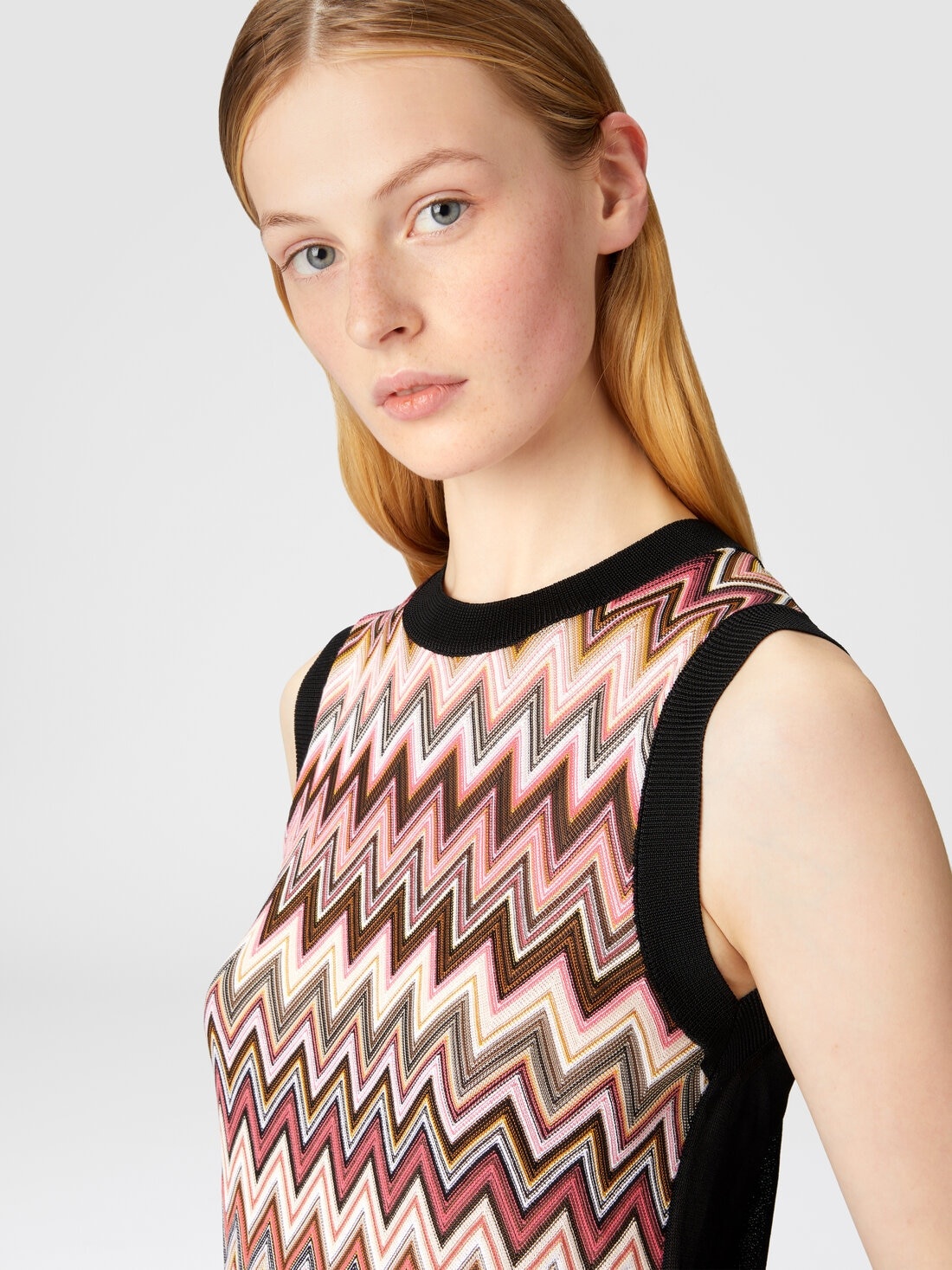 Viscose-blend crewneck vest with chevron insert - 5