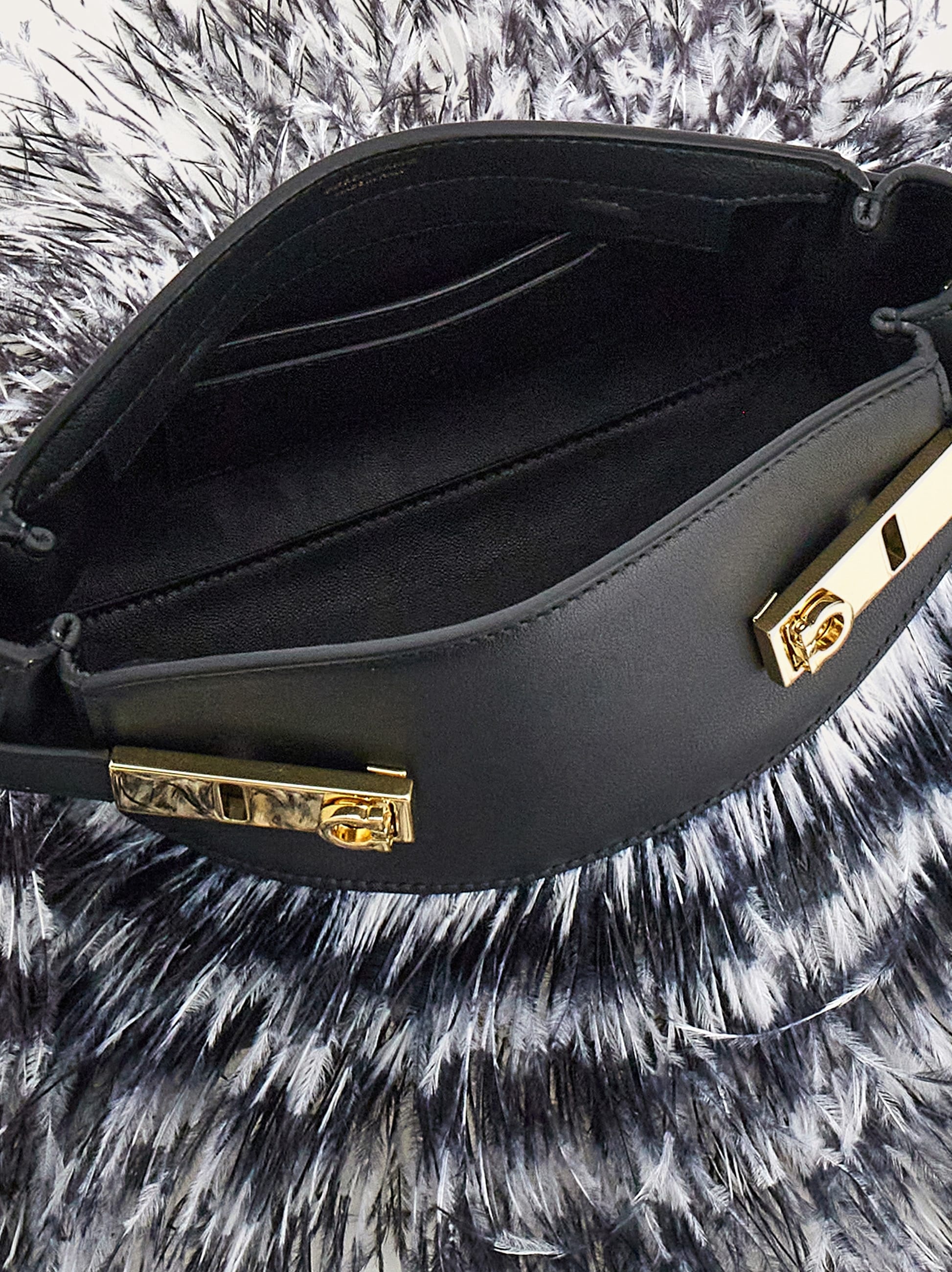 Hug crossbody bag with feathers (S) - 6