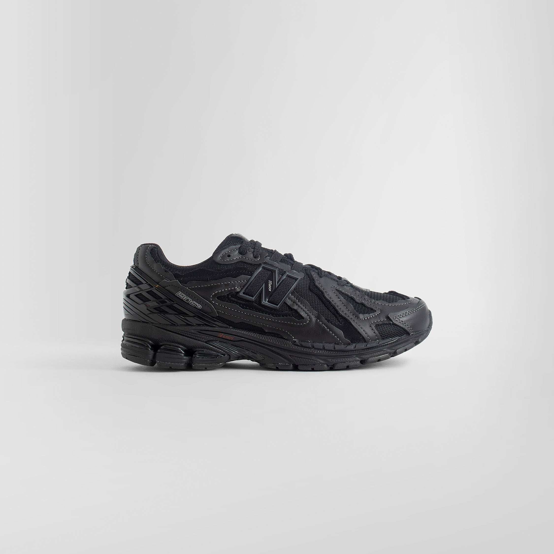 NEW BALANCE UNISEX BLACK SNEAKERS - 8