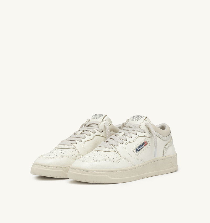 AUTRY MED-WAY SNEAKERS IN LEATHER COLOR MARSHMALLOW AND WHITE outlook