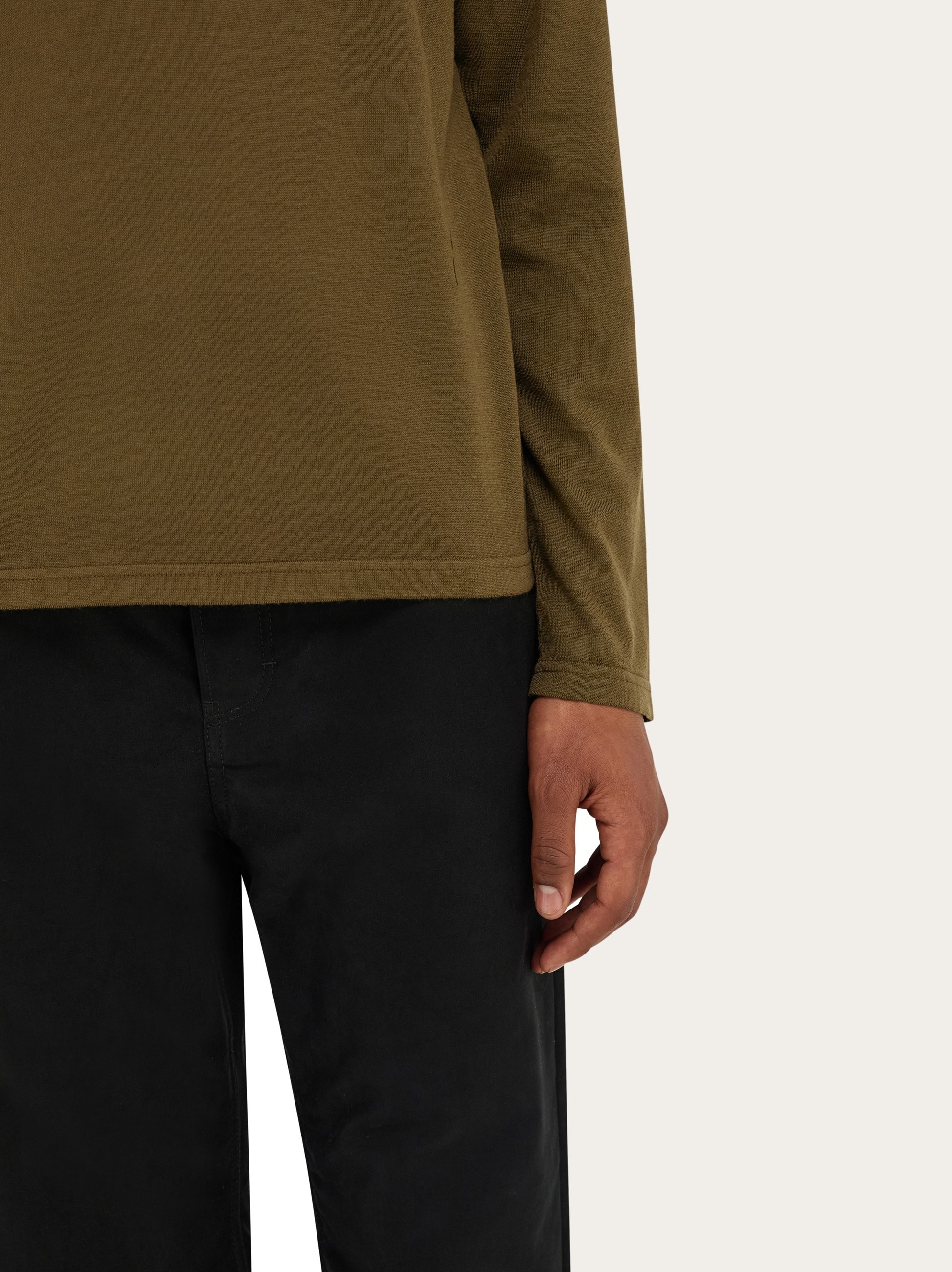 Light sweater with embroidered signature - 5