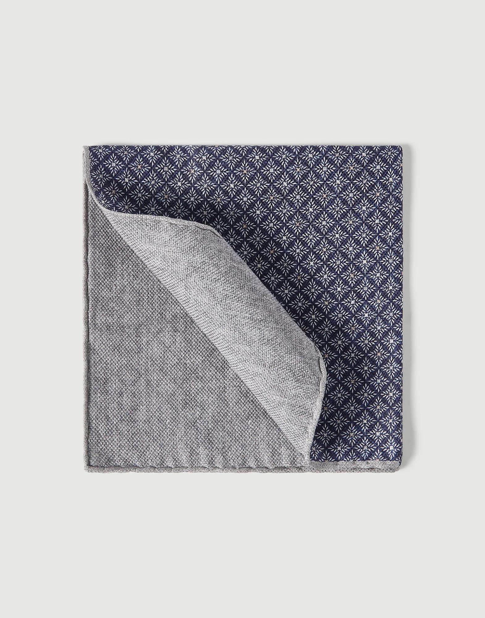 Linen and silk pocket square with geometric pattern - 1