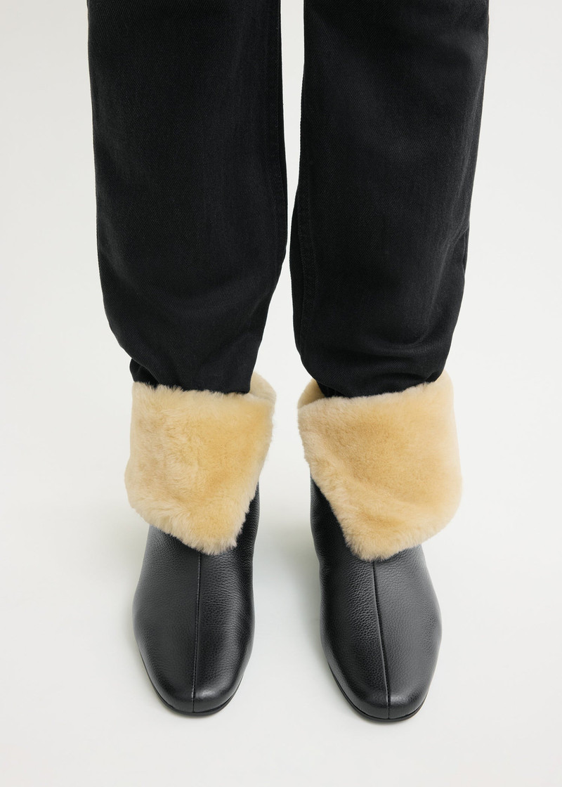 TOTEME Downtown shearling boots black/beige outlook
