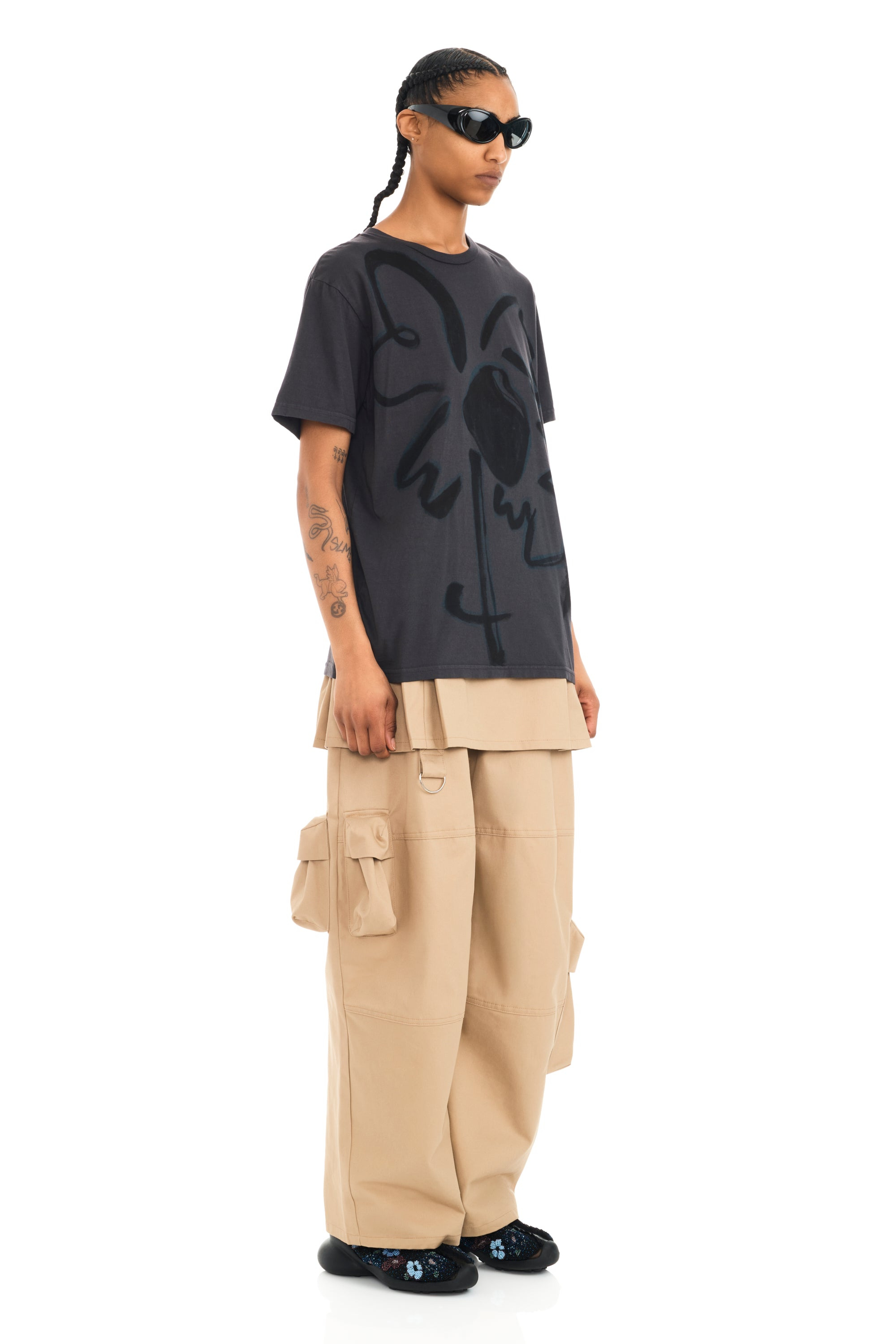 CHARCOAL FLOWER PAINTED TEE - 3