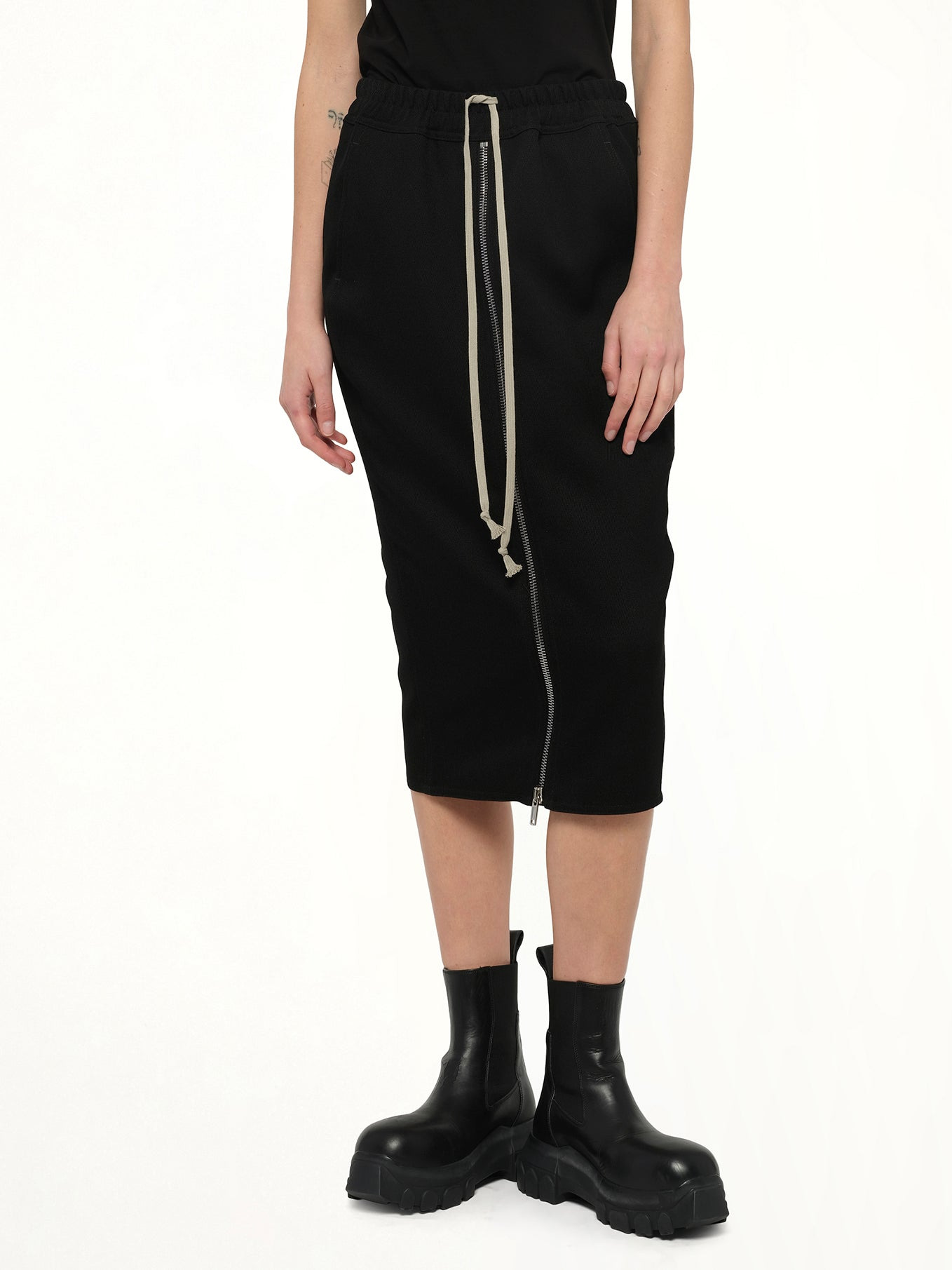 Zipped Short Pillar in Black - 6