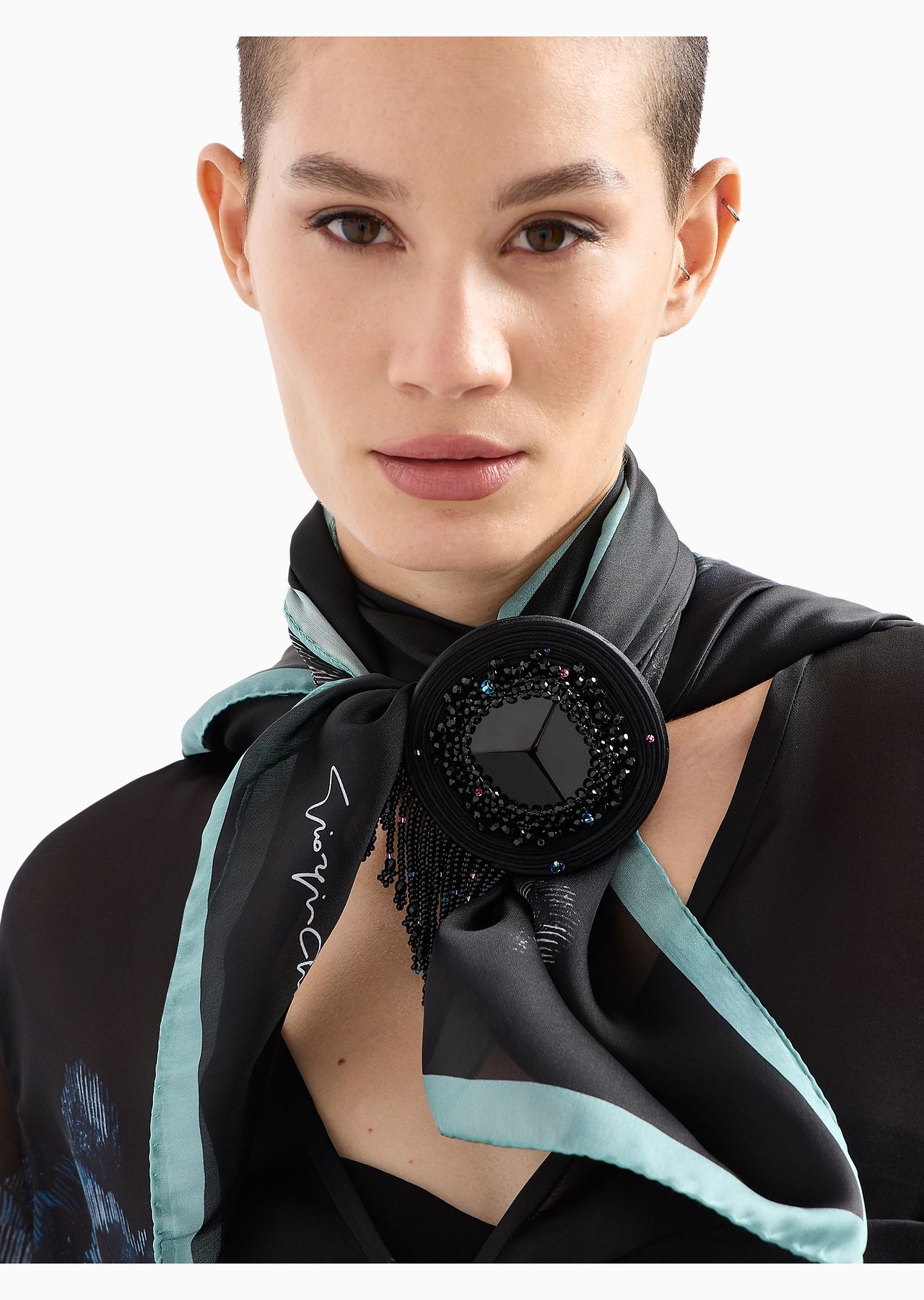 Round resin and passementerie brooch - 3