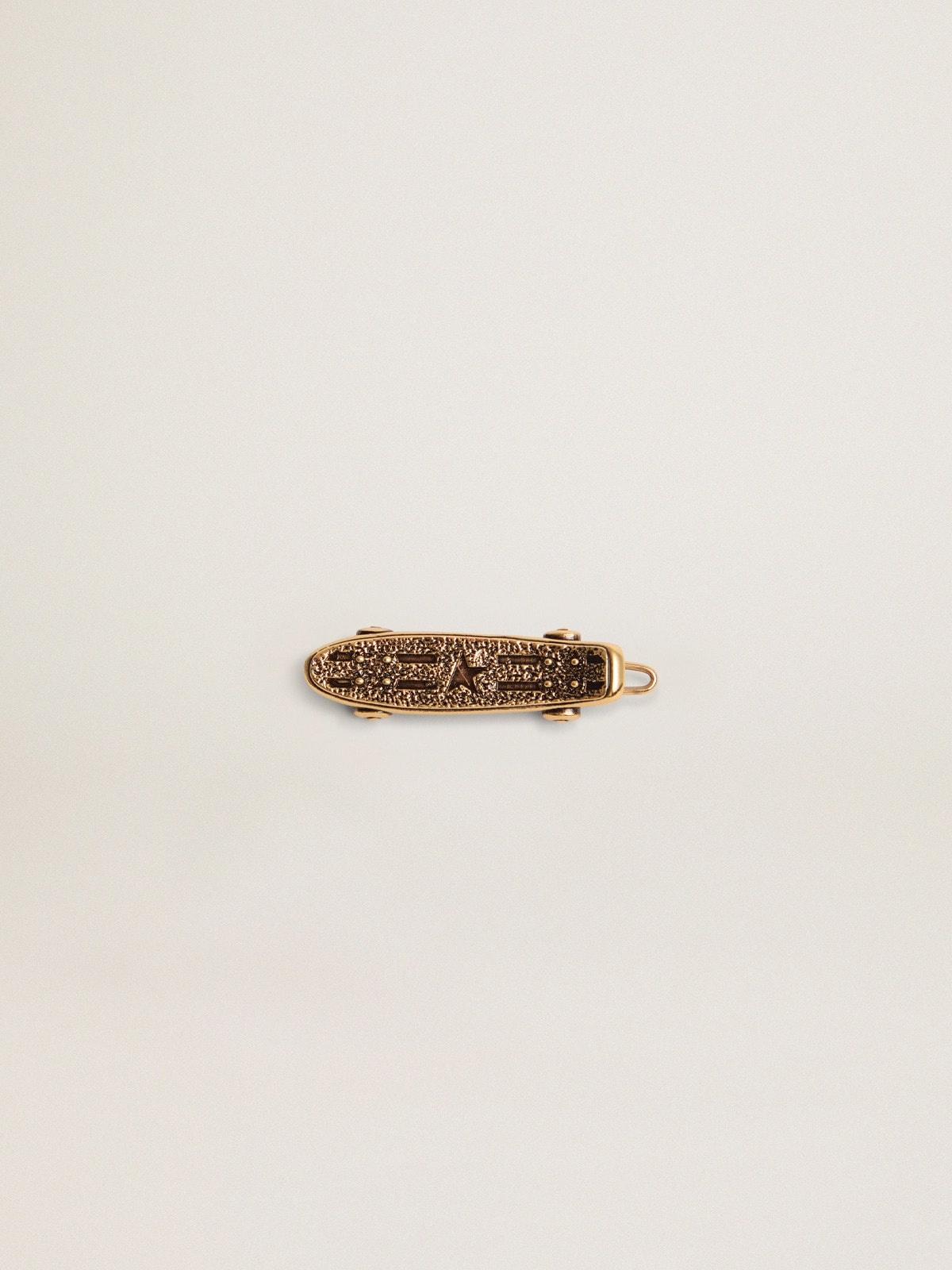 Men's lace accessory in old gold color in the shape of a skateboard - 1