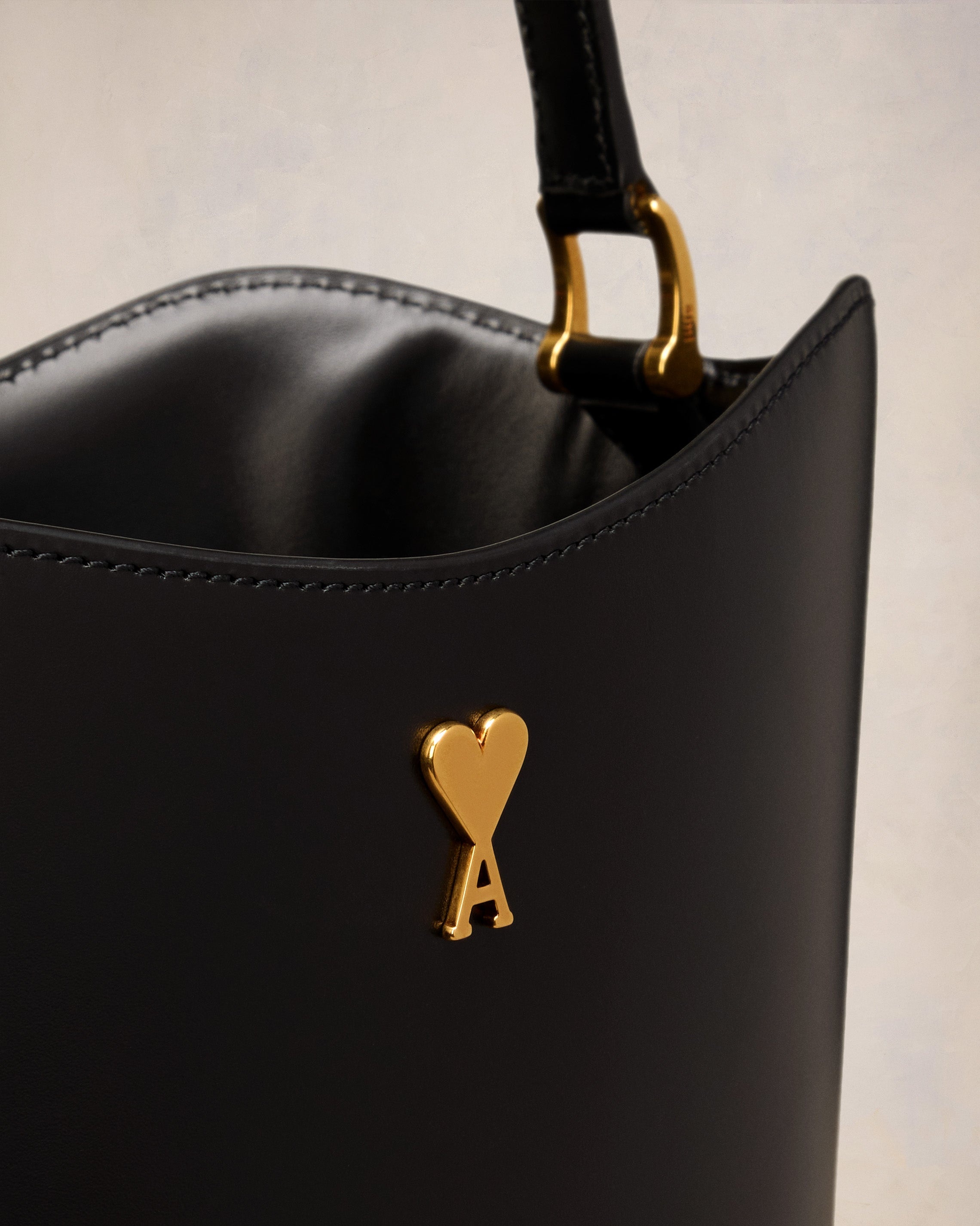 AMI Paris PARIS PARIS BUCKET BAG | REVERSIBLE