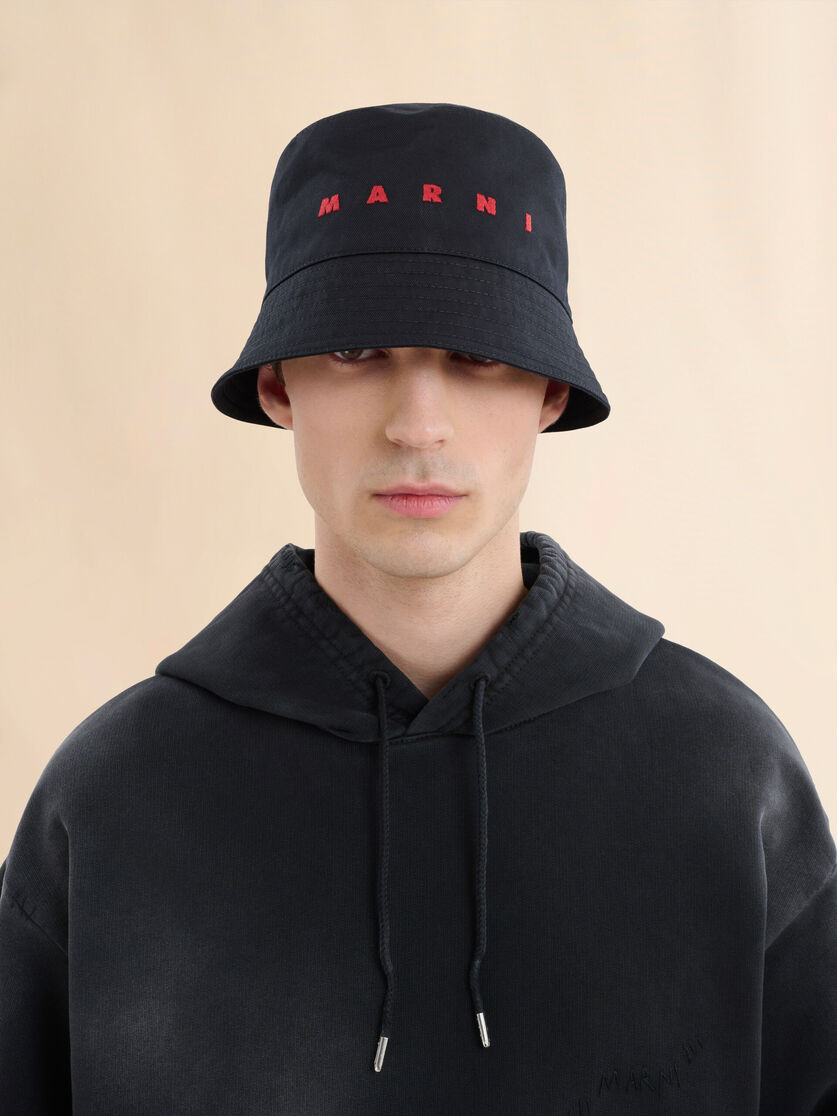 BLACK ORGANIC GABARDINE BUCKET HAT WITH EMBROIDERED LOGO - 2