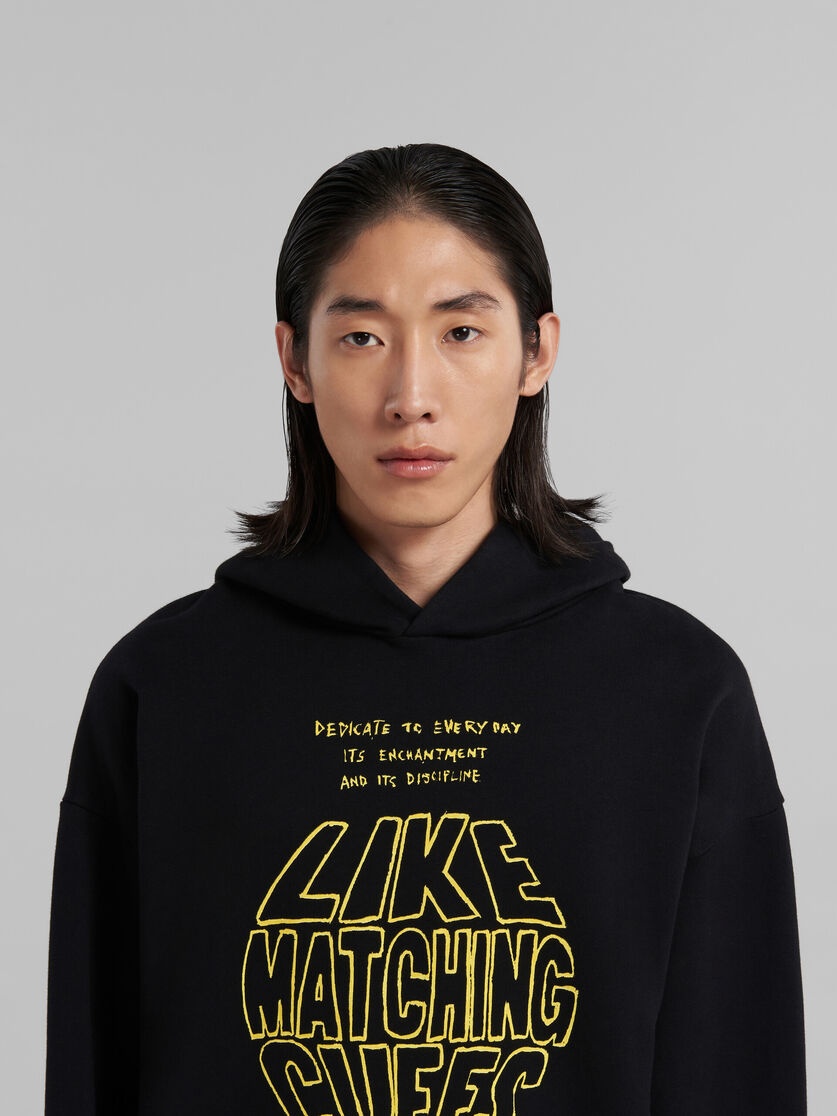 BLACK BIO COTTON HOODIE WITH MAXI SLOGAN PRINT - 4