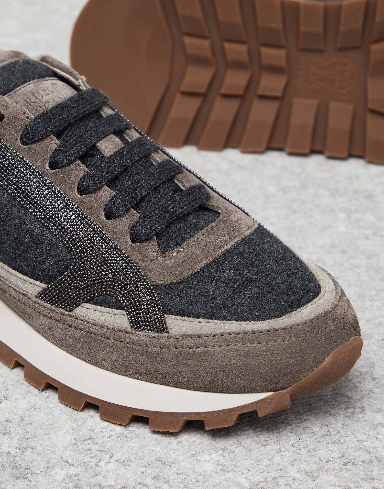 Suede and virgin wool flannel runners with precious contour - 4