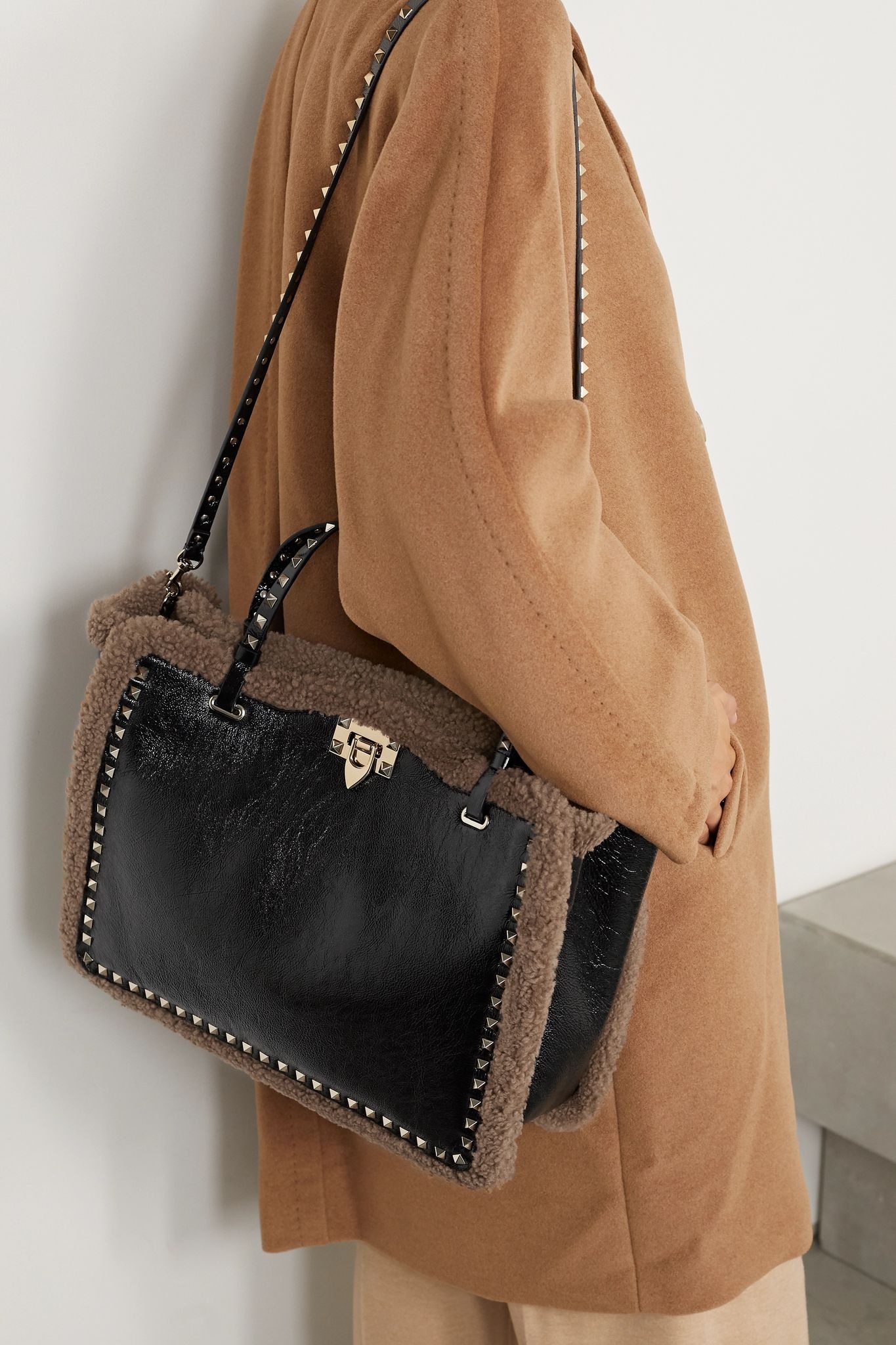 Valentino Garavani Rockstud shearling-trimmed crinkled-leather tote - 6