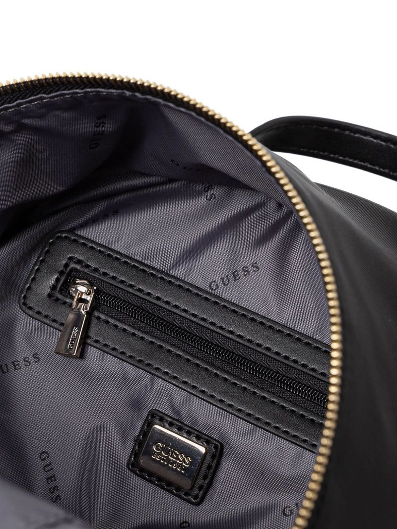 zip-fastening backpack 5