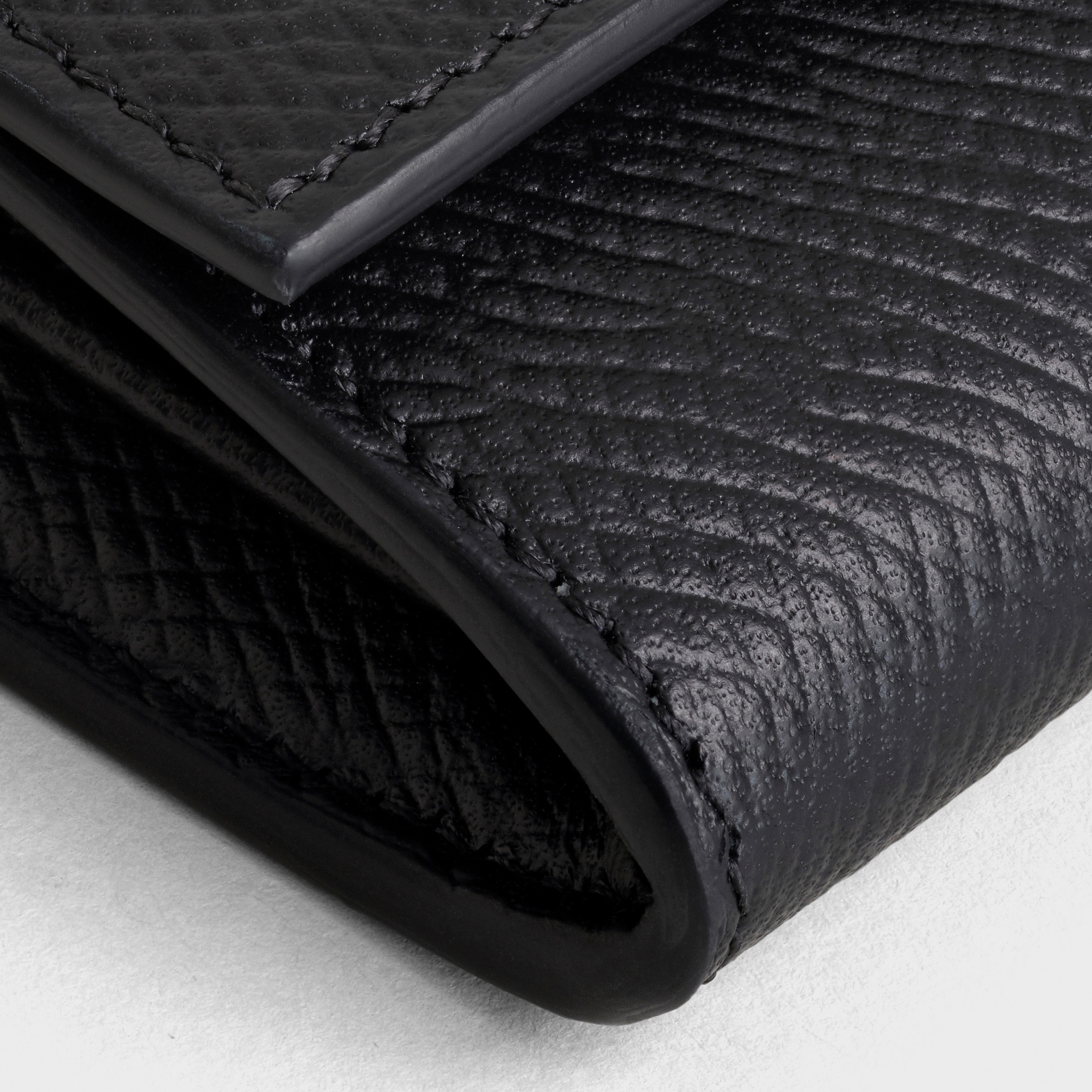 Large flap wallet in Grained calfskin - 5