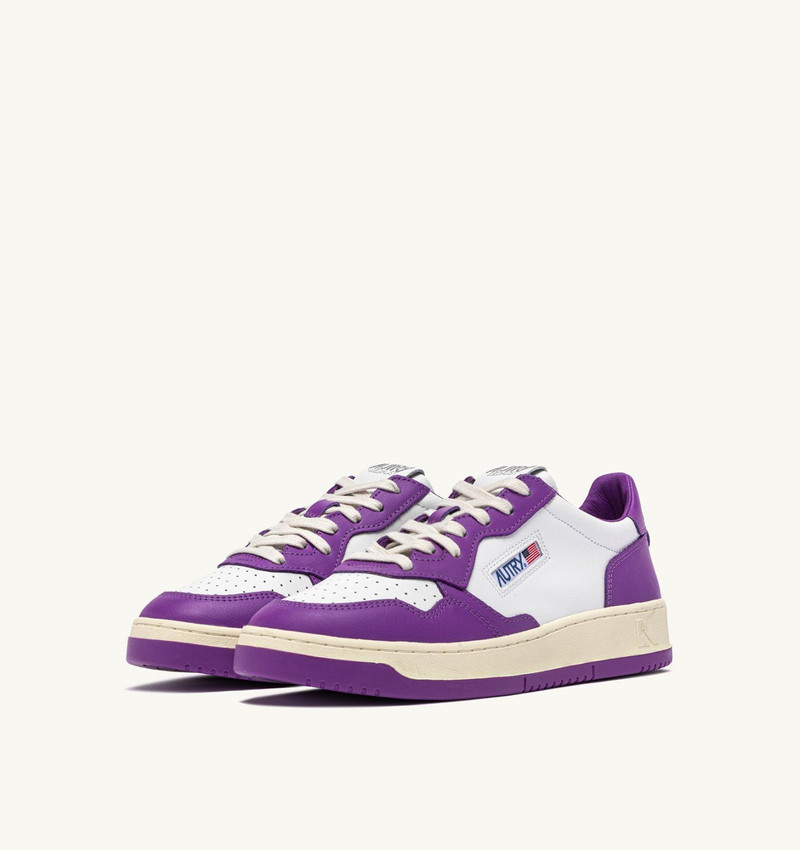 AUTRY MEDALIST LOW BICOLOR SNEAKERS IN WHITE AND DEWBERRY LEATHER outlook