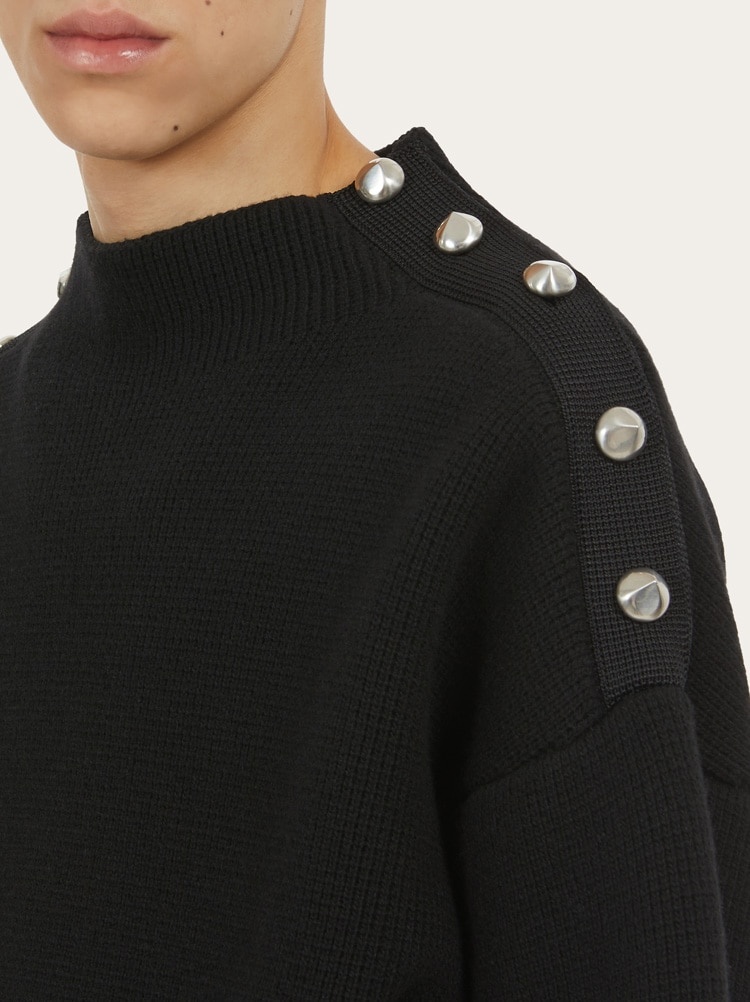 CHUNKY KNIT WITH GOLDEN BUTTONS - 4