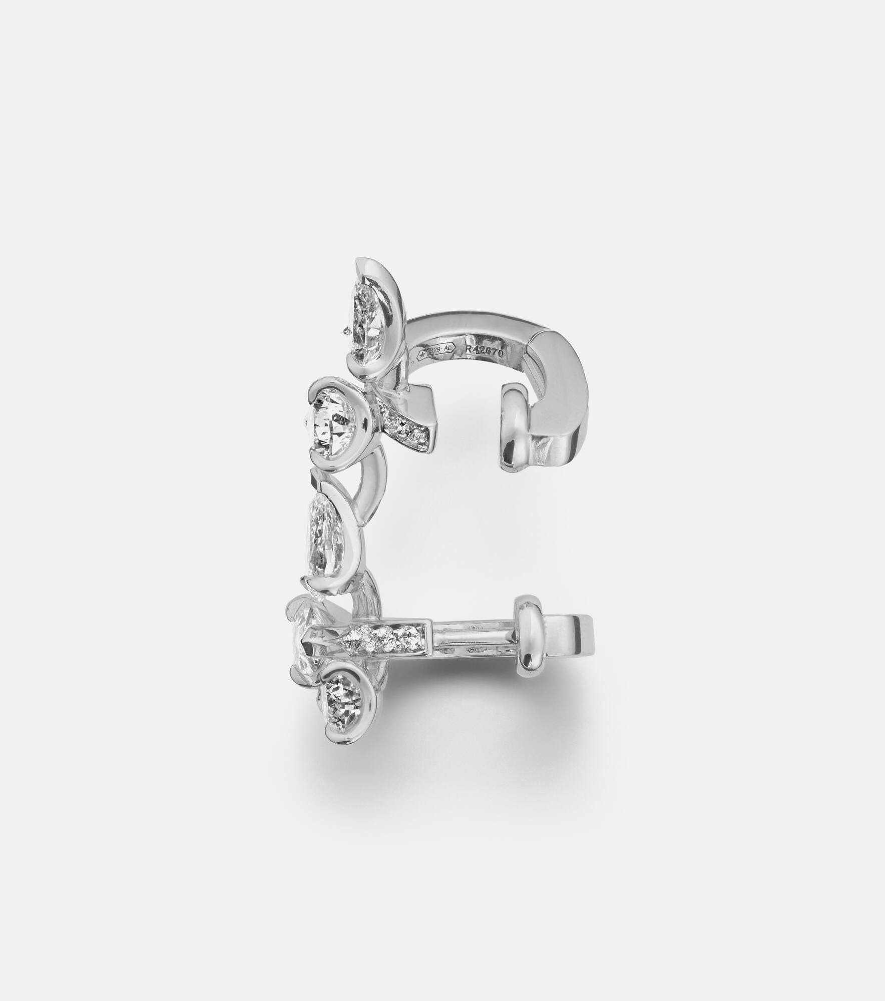 Serti Sur Vide 18kt white gold single ear cuff with diamonds - 4