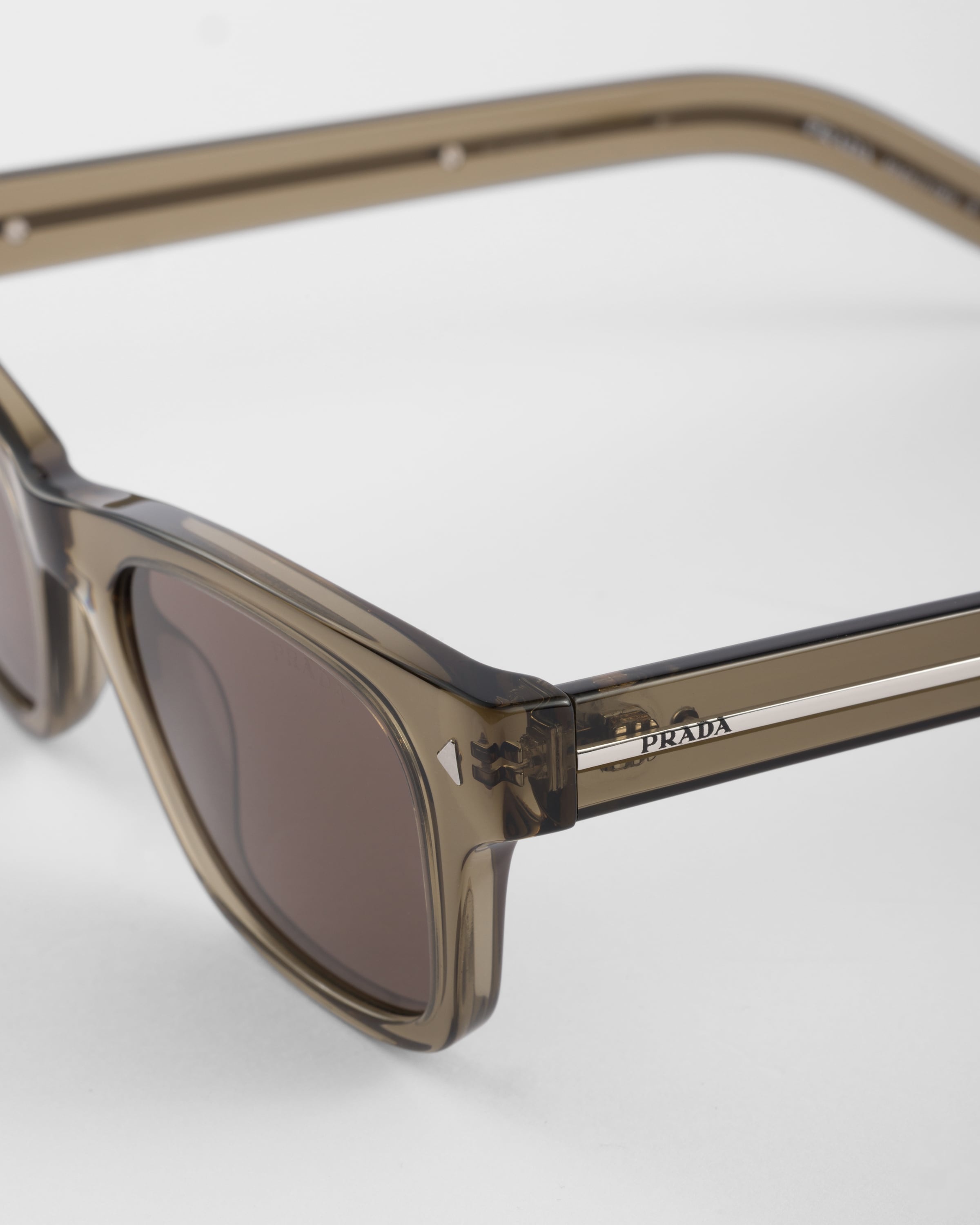 Sunglasses with the iconic metal plaque - 5