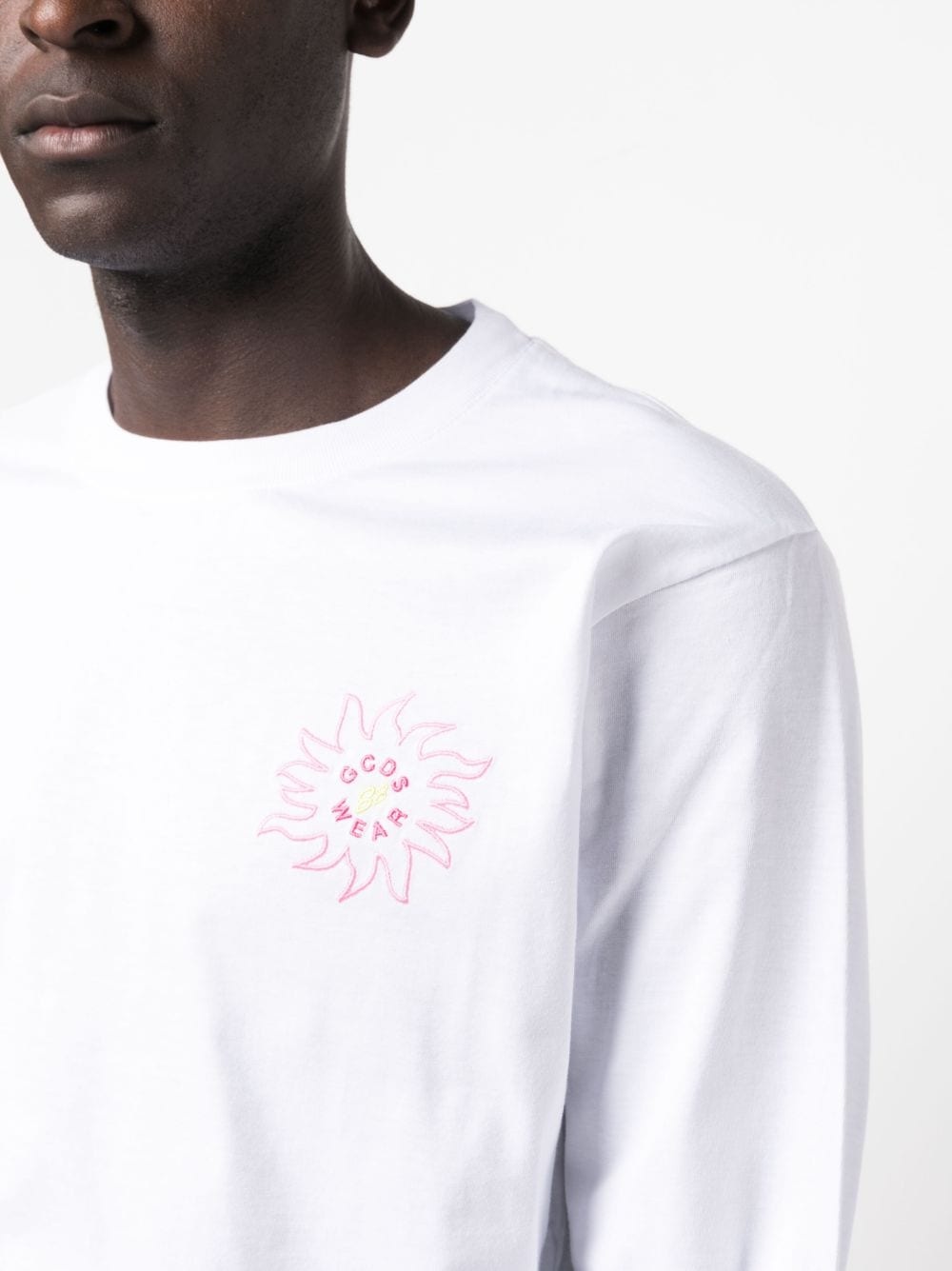【関税込み】GCDS ホワイト Surfing Wirdo 長袖Tシャツ GCDS Surfing Wirdo graphic-print T-shirt | REVERSIBLE