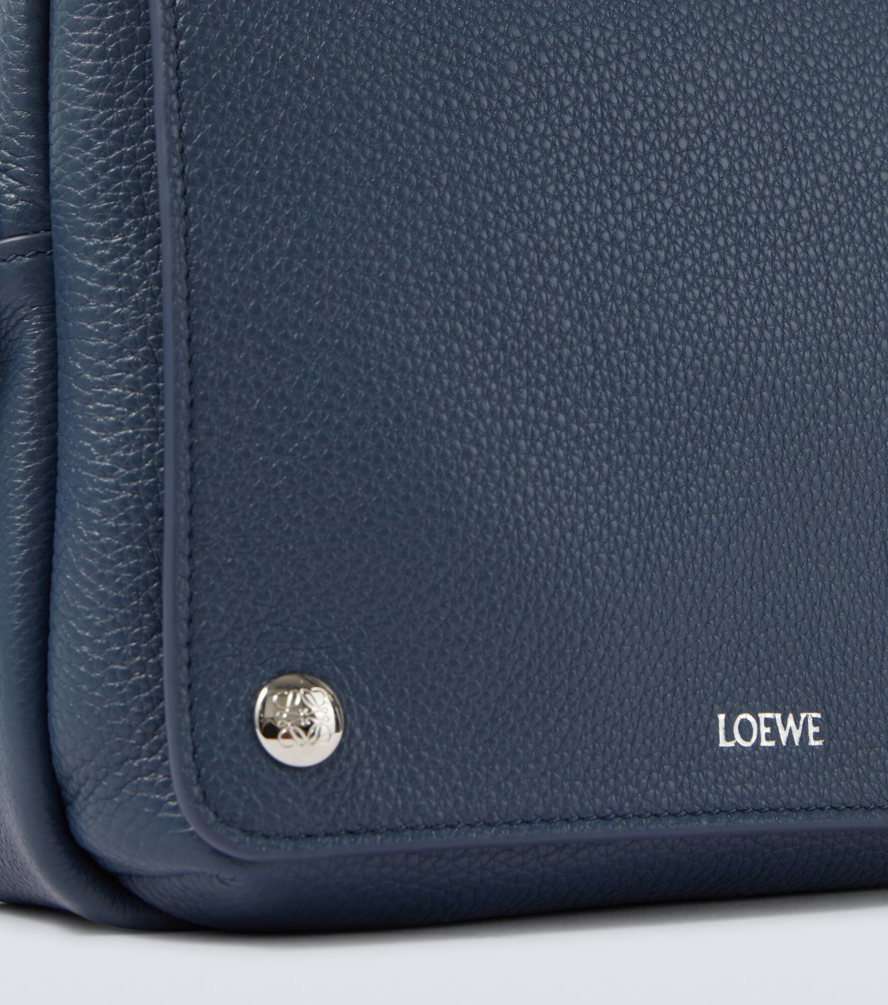 Pebble Medium leather messenger bag - 6