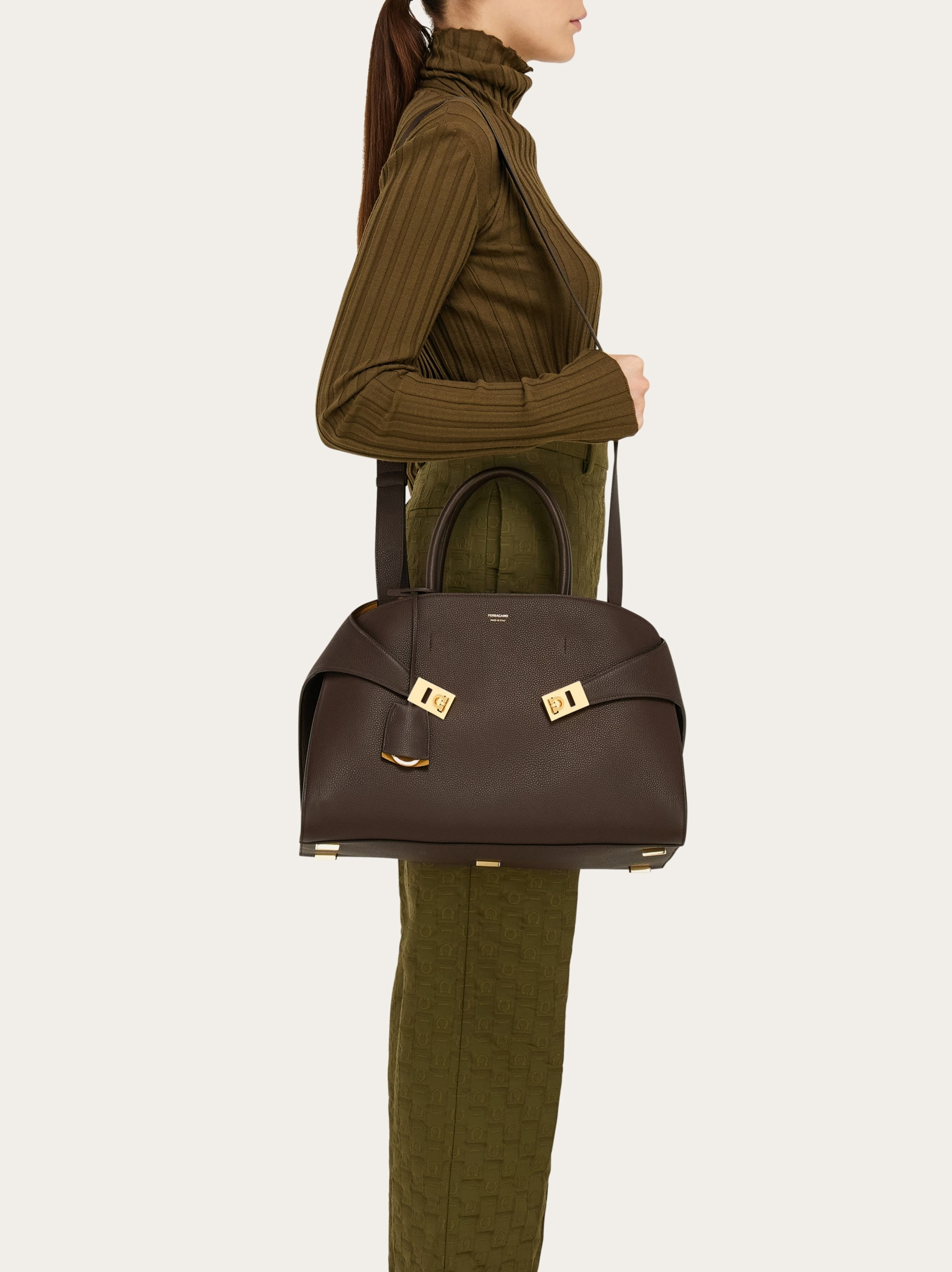 Hug bicolor handbag (M) - 3
