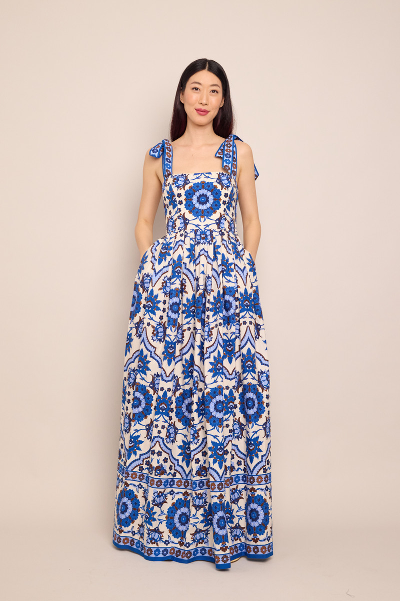 Cara Cara Tula Maxi Dress
Structured Ease, Tied with Charm outlook