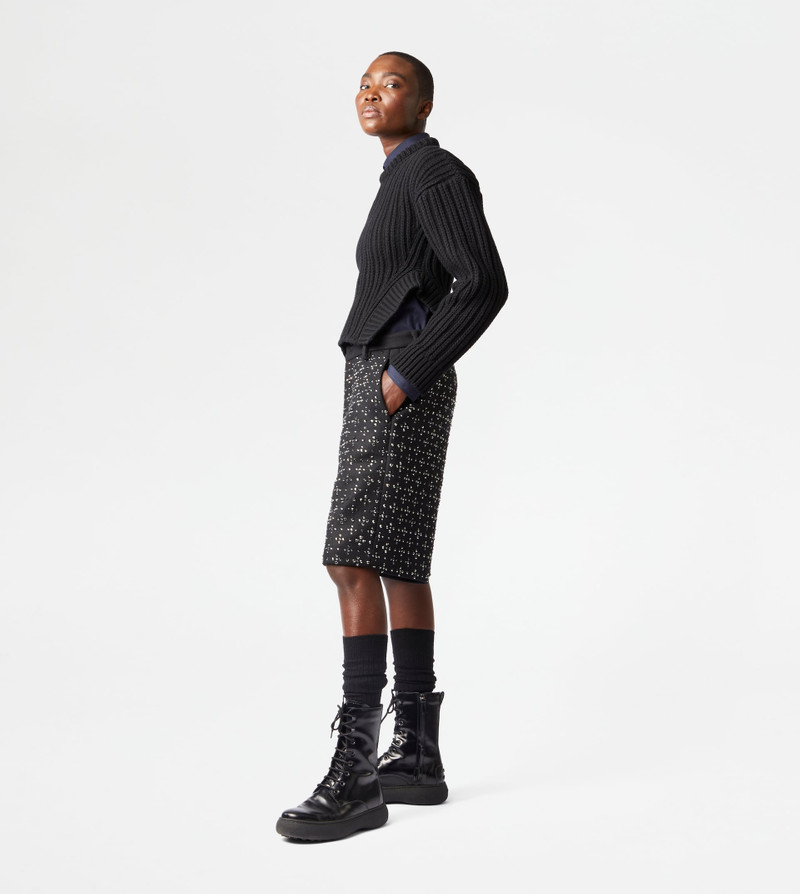 BERMUDA SHORTS WITH RHINESTONES - BLACK 4