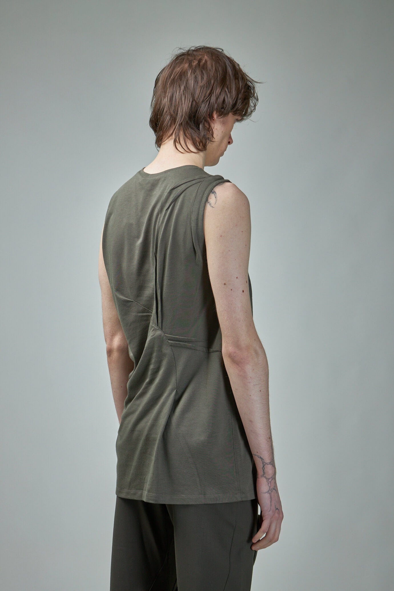 トップス kiko kostadinov DEULTUM DARTED TOP 48 Kiko Kostadinov Men's' Deultum Darted Vest in Khaki | LN-CC®