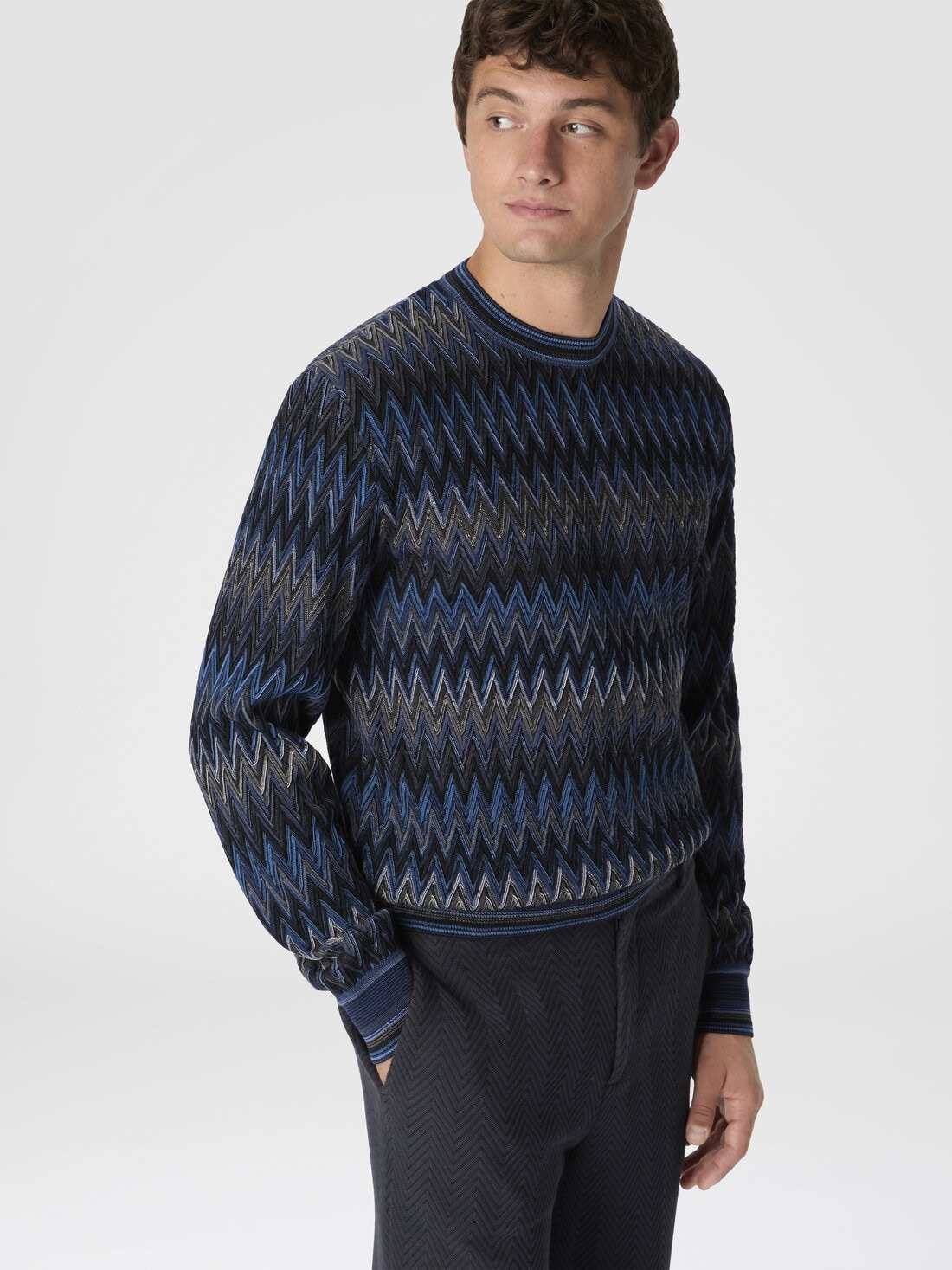 Crew neck sweater with 3d zigzag pattern - 4