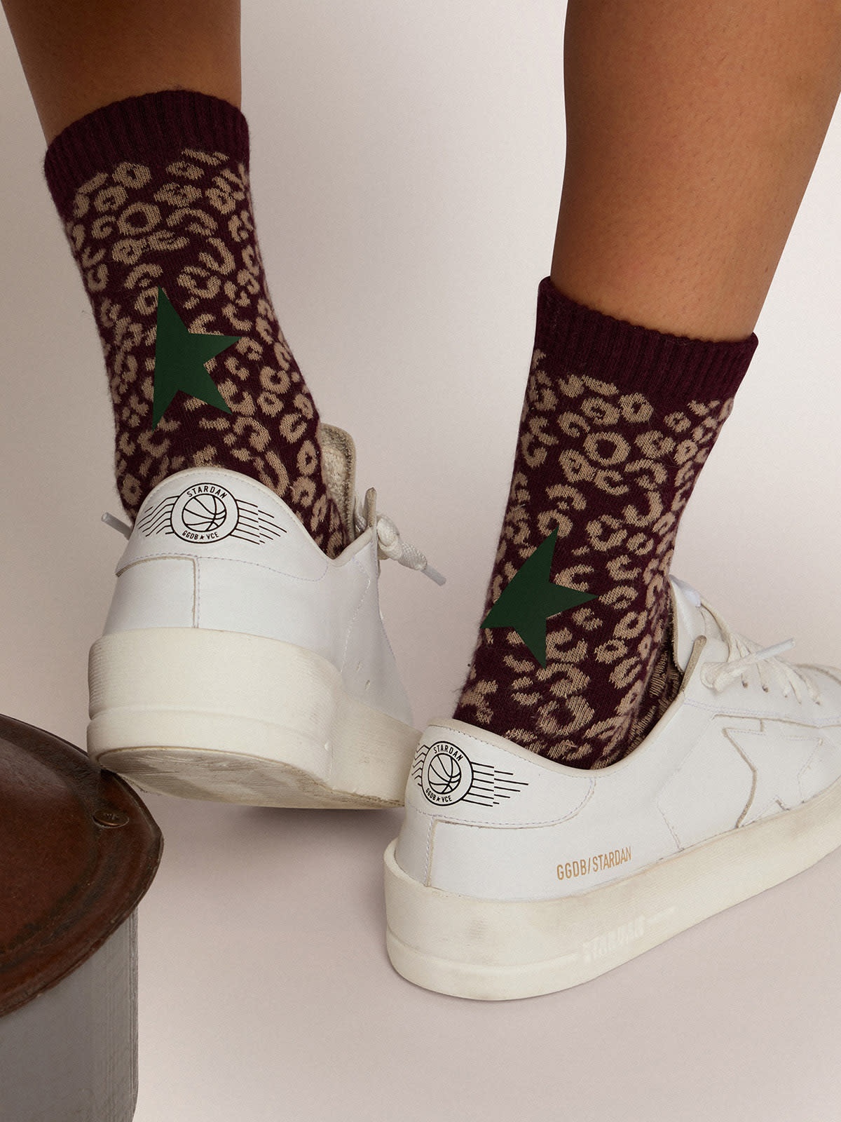 Animal-print socks with a blackberry base and military-green details - 3