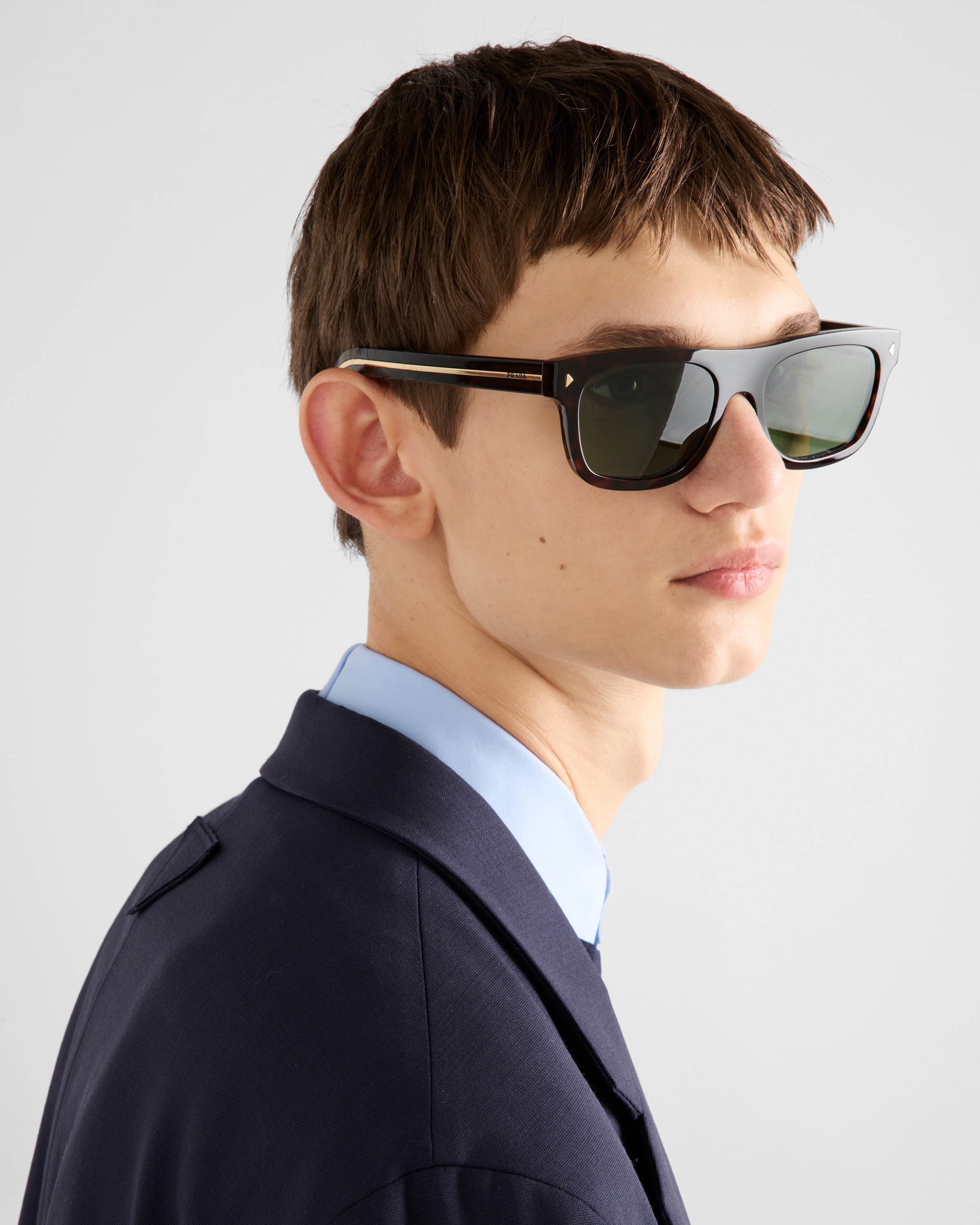 Sunglasses with the iconic metal plaque - 6