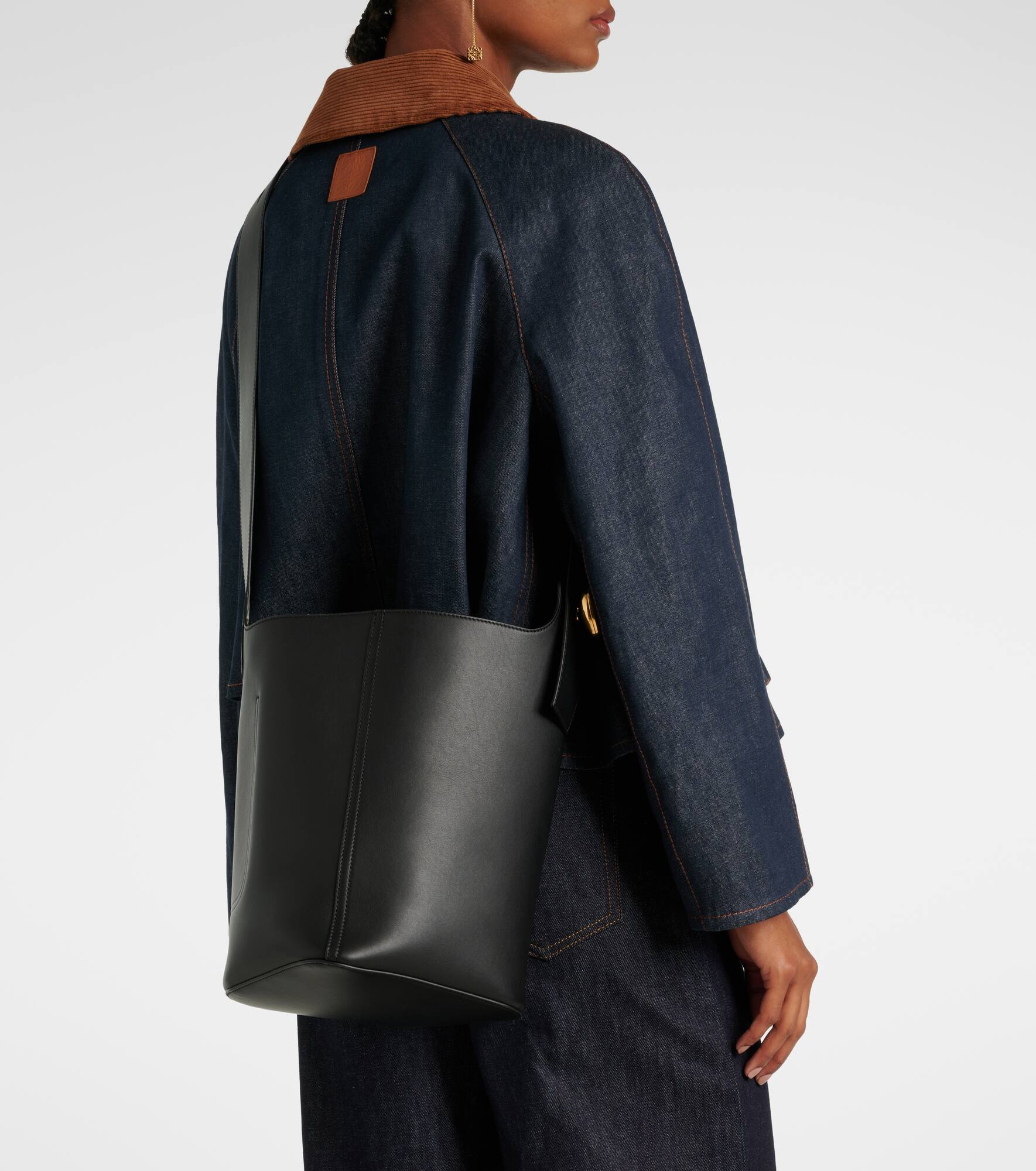 Pebble Medium leather bucket bag - 7