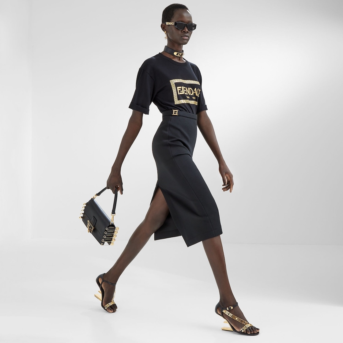 Fitted longuette skirt with central slit at the back. Zip fastening. Made of black piqué jersey. The - 4