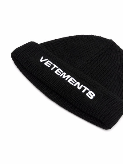 VETEMENTS logo-print knitted beanie outlook