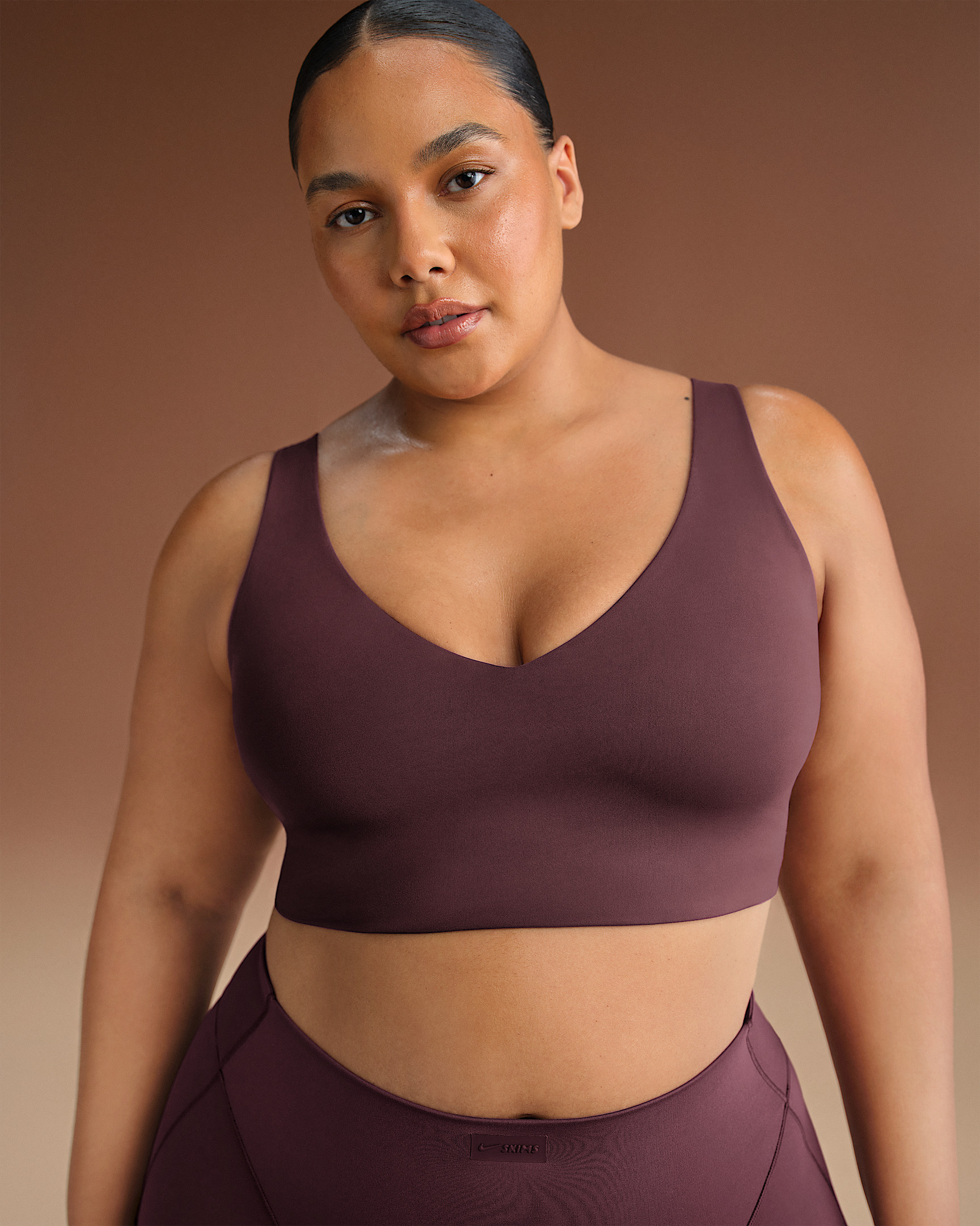 NikeSKIMS Matte Women's V-Neck Long-Line Bra - 7
