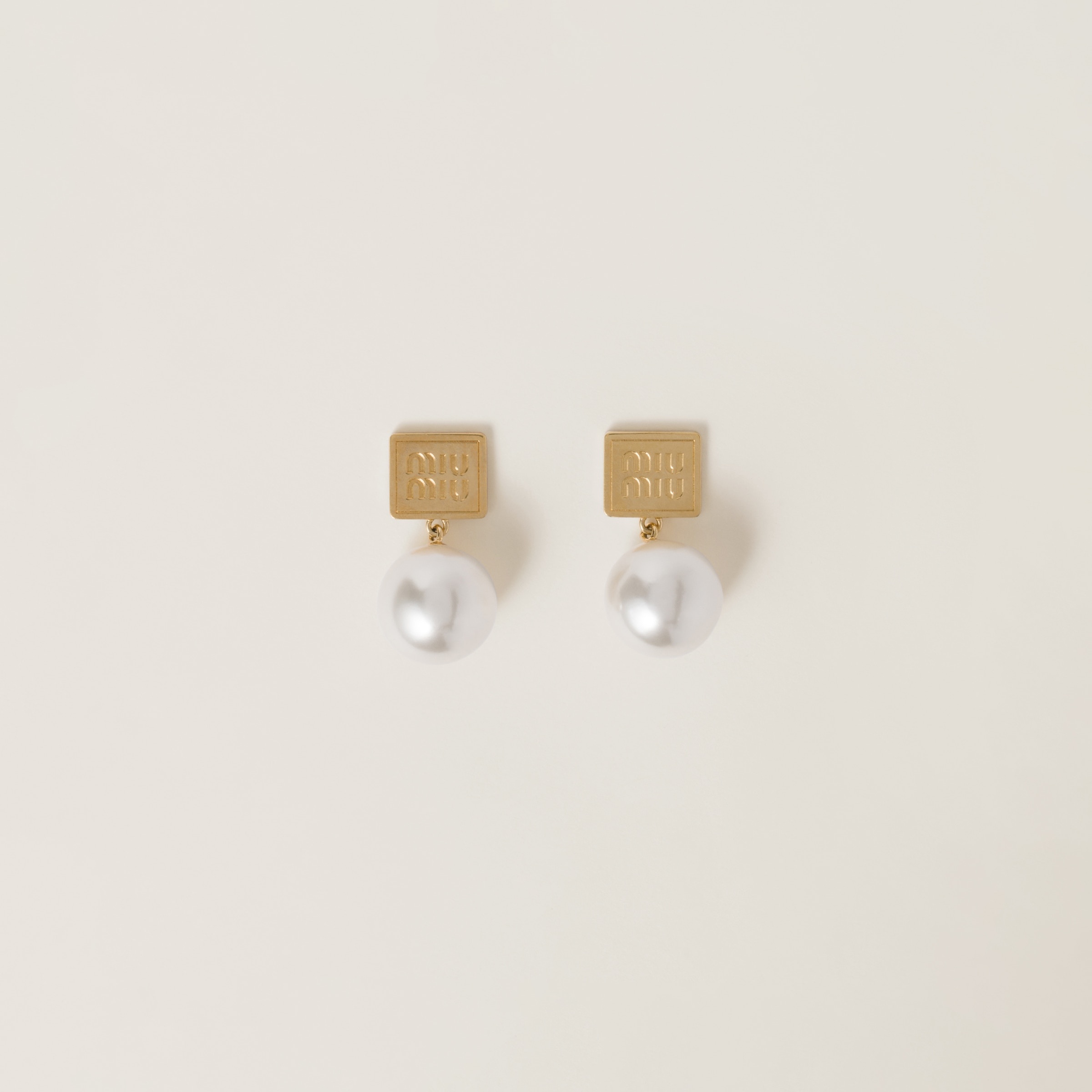 Metal and synthetic pearl earrings - 1