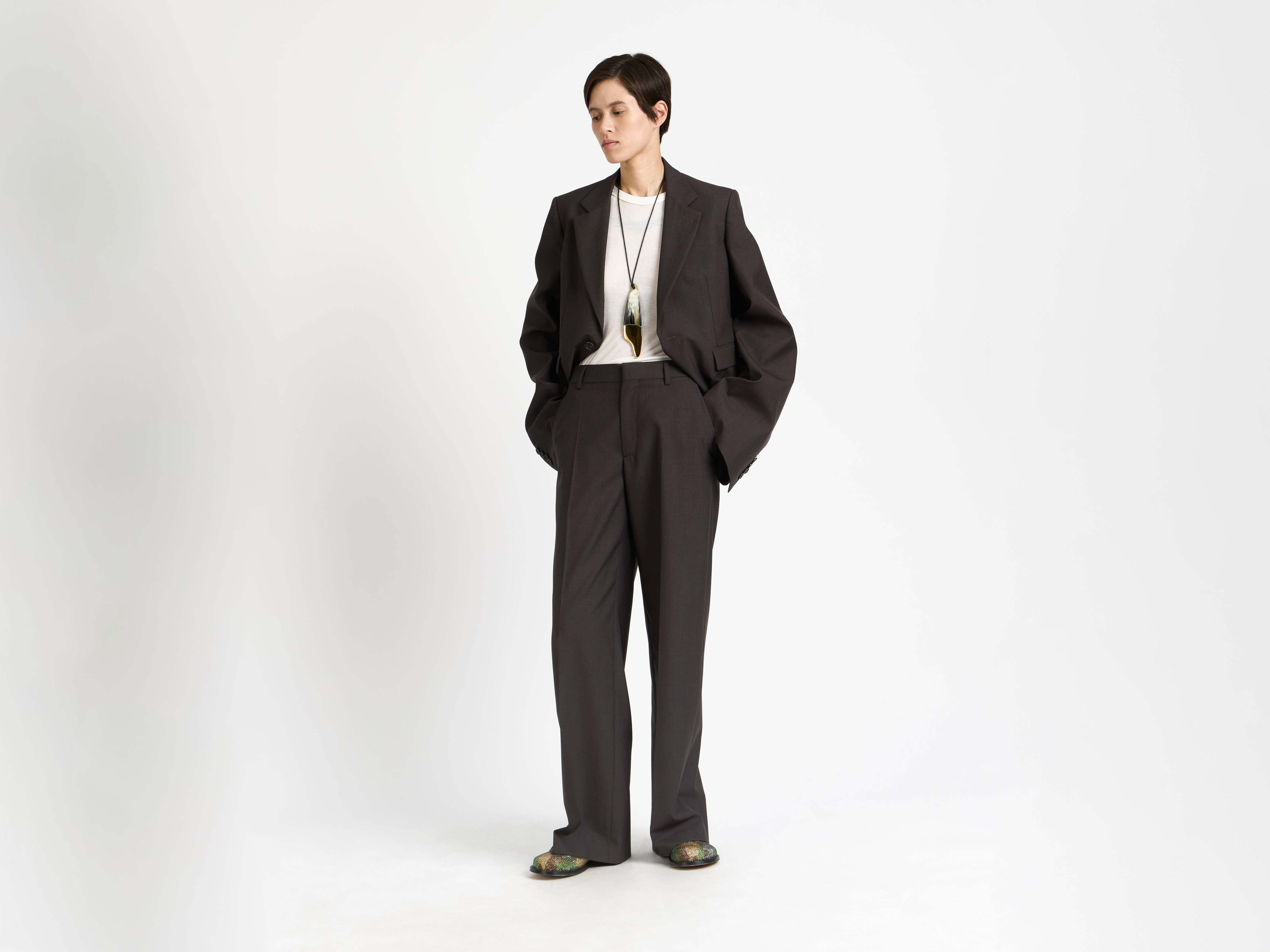 TAILORED BELL SLEEVE JACKET IN CHOCOLATE BROWN - 2