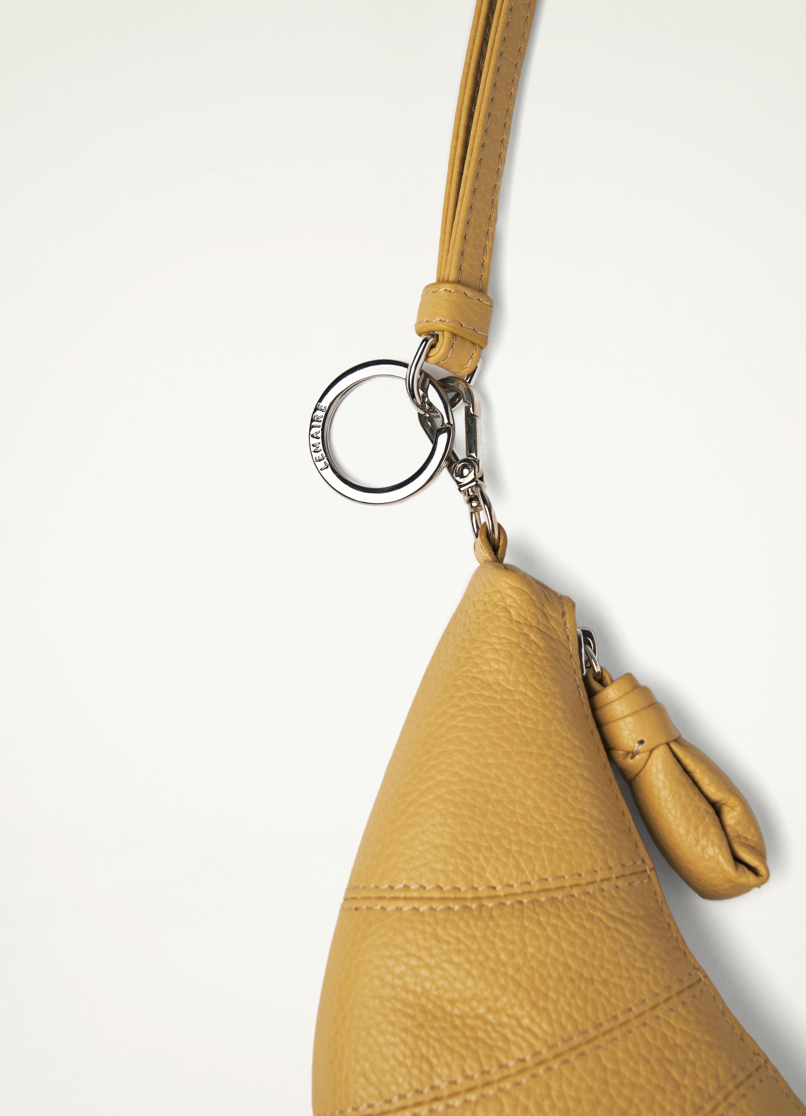 小物 LEMAIRE CROISSANT COIN PURSE NECKLACE Croissant Wallet Necklace in Chalk | LEMAIRE