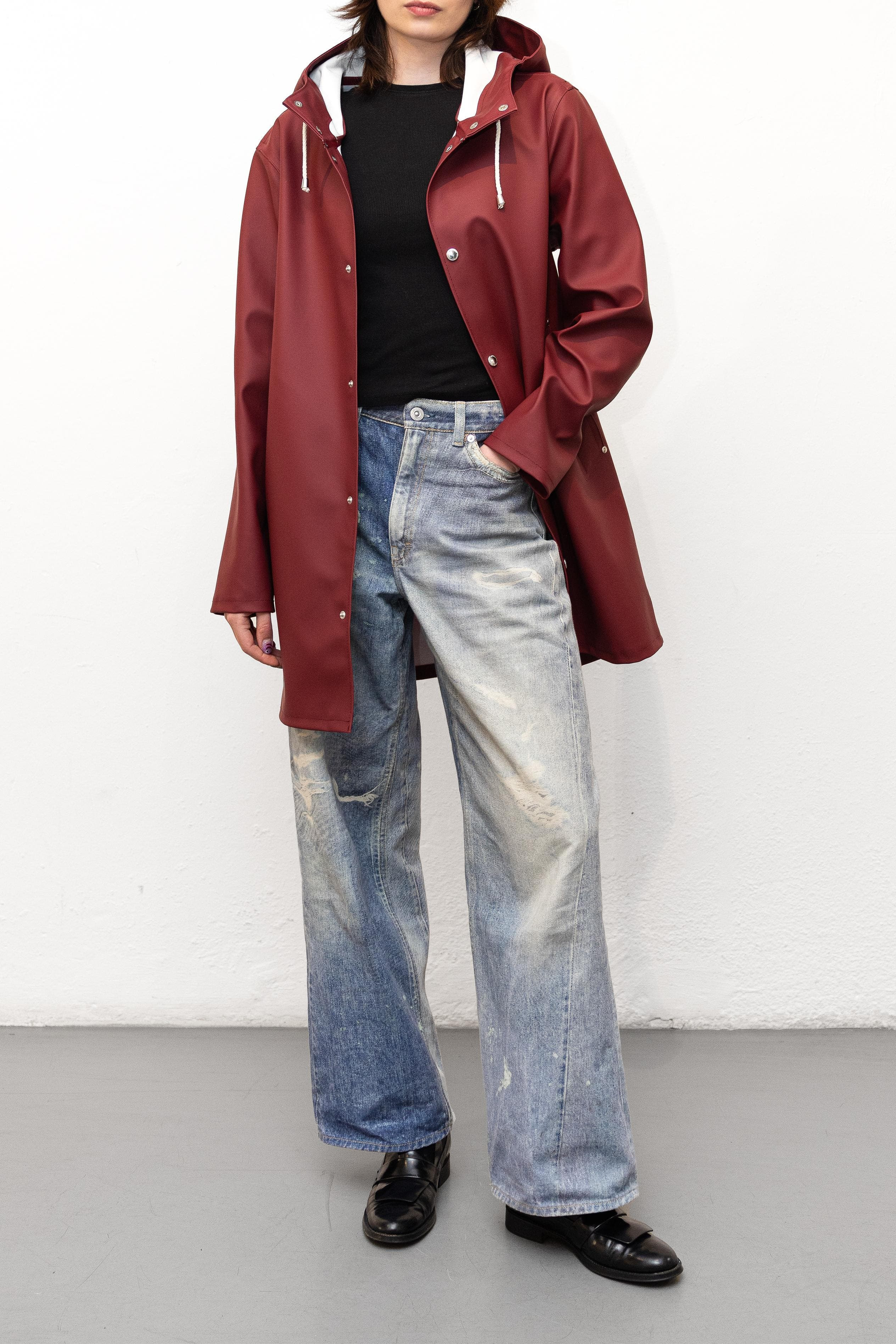 Stutterheim Stockholm Long Sleeve Hooded Raincoat in Burgundy at Nordstrom - 7