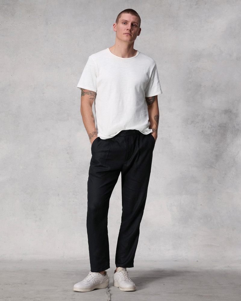 Pleated Linen Chino
Slim Fit 2
