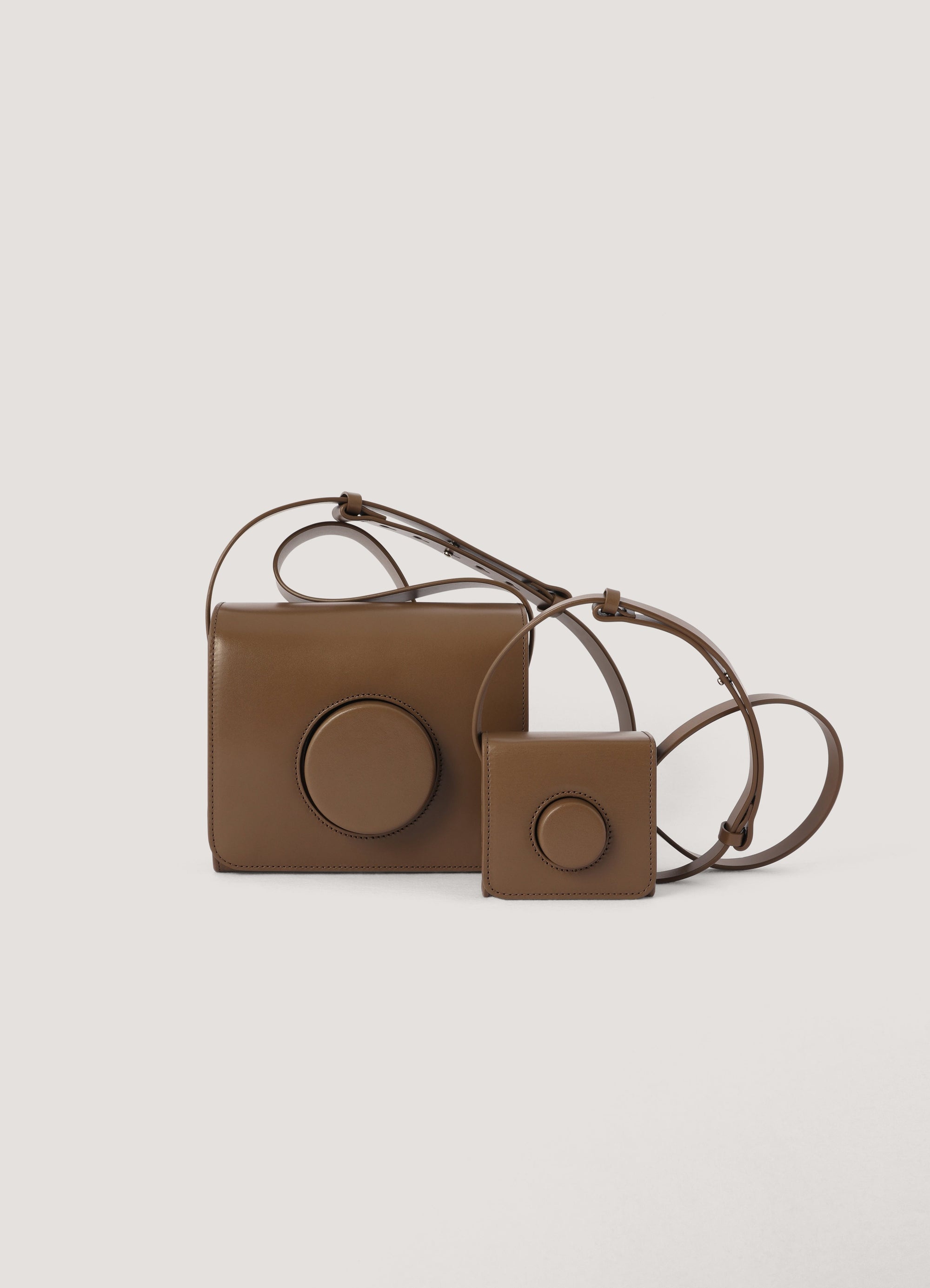 CAMERA BAG
VEGETABLE-TANNED LEATHER - 7