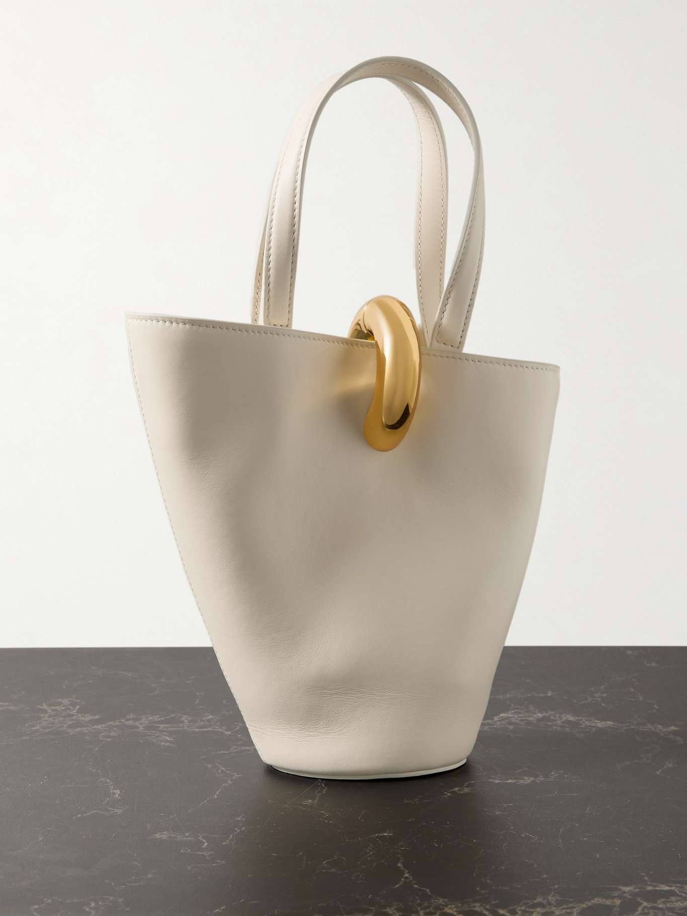 国内発【JACQUEMUS】Bambola アシンメトリック/バケットバッグ Jacquemus Le Petit Bambola Leather Bucket Bag | Nordstrom