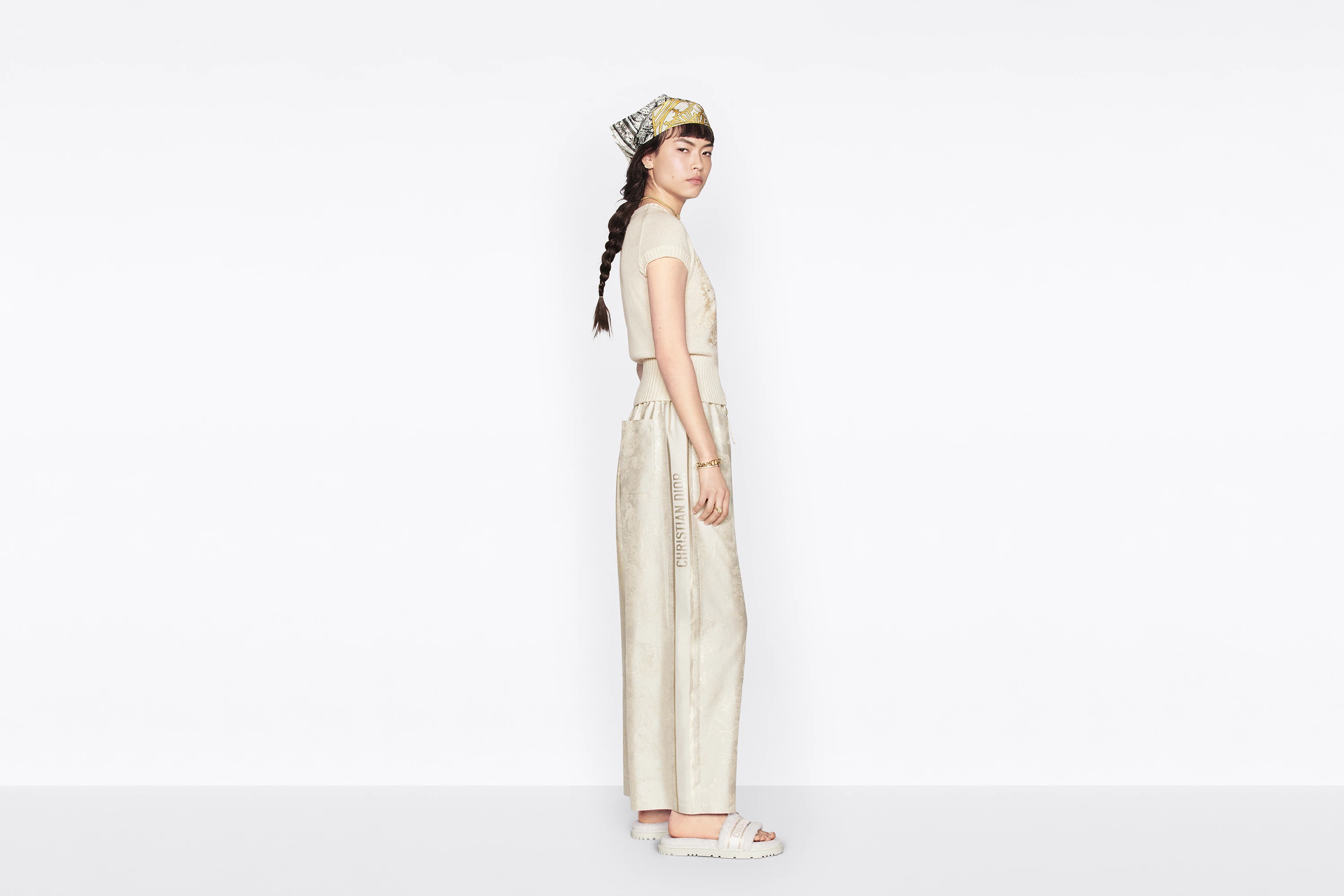 Short-Sleeved Embroidered Sweater - 4