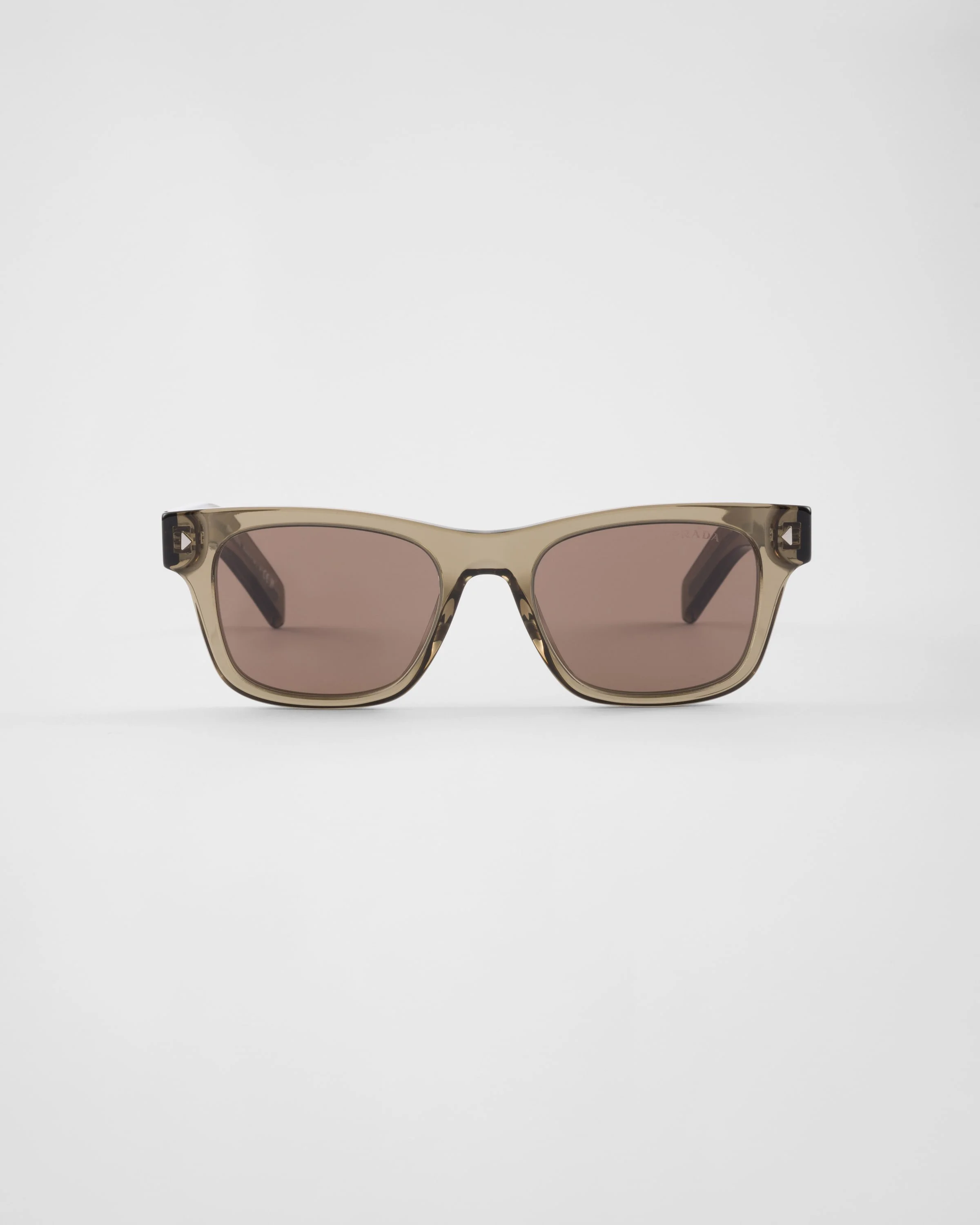 Sunglasses with the iconic metal plaque - 1