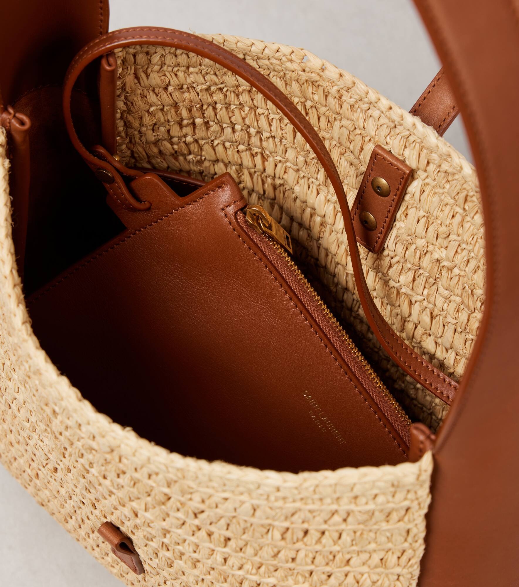 Le 5 à 7 leather-trimmed raffia shoulder bag - 3