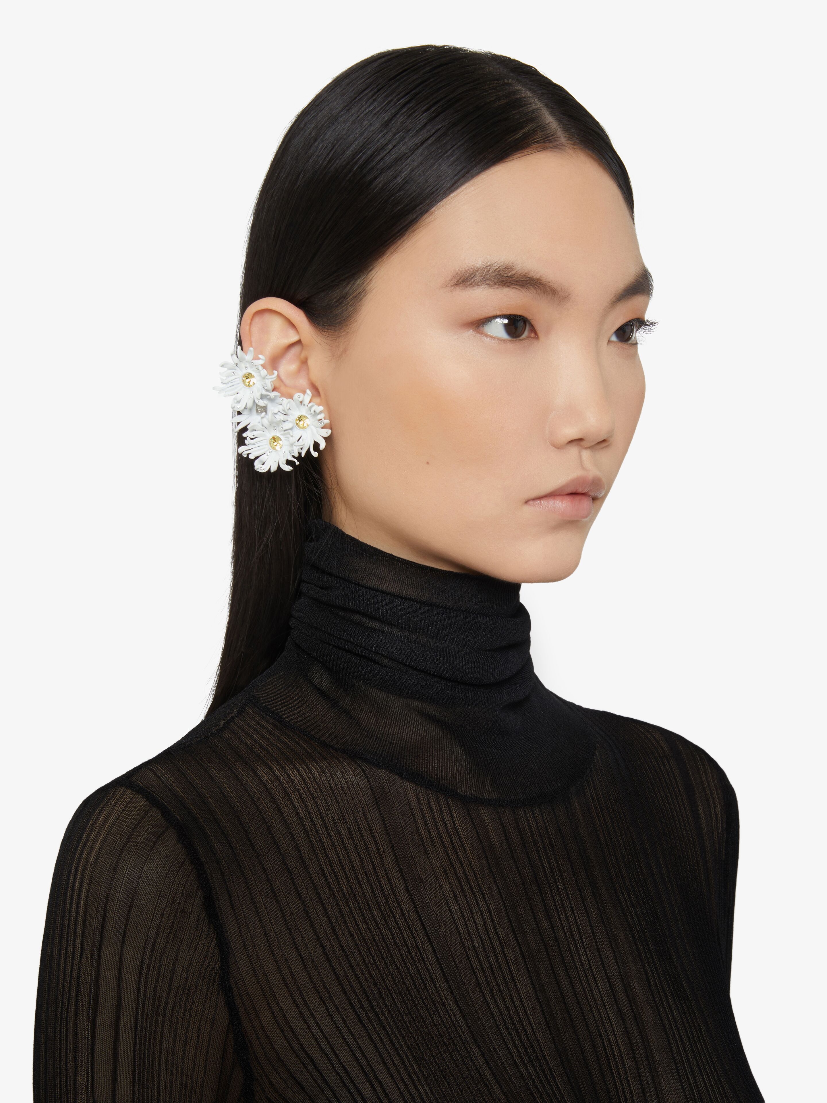 DAISY CLIP EARRING IN METAL AND ENAMEL WITH CRYSTALS - 3