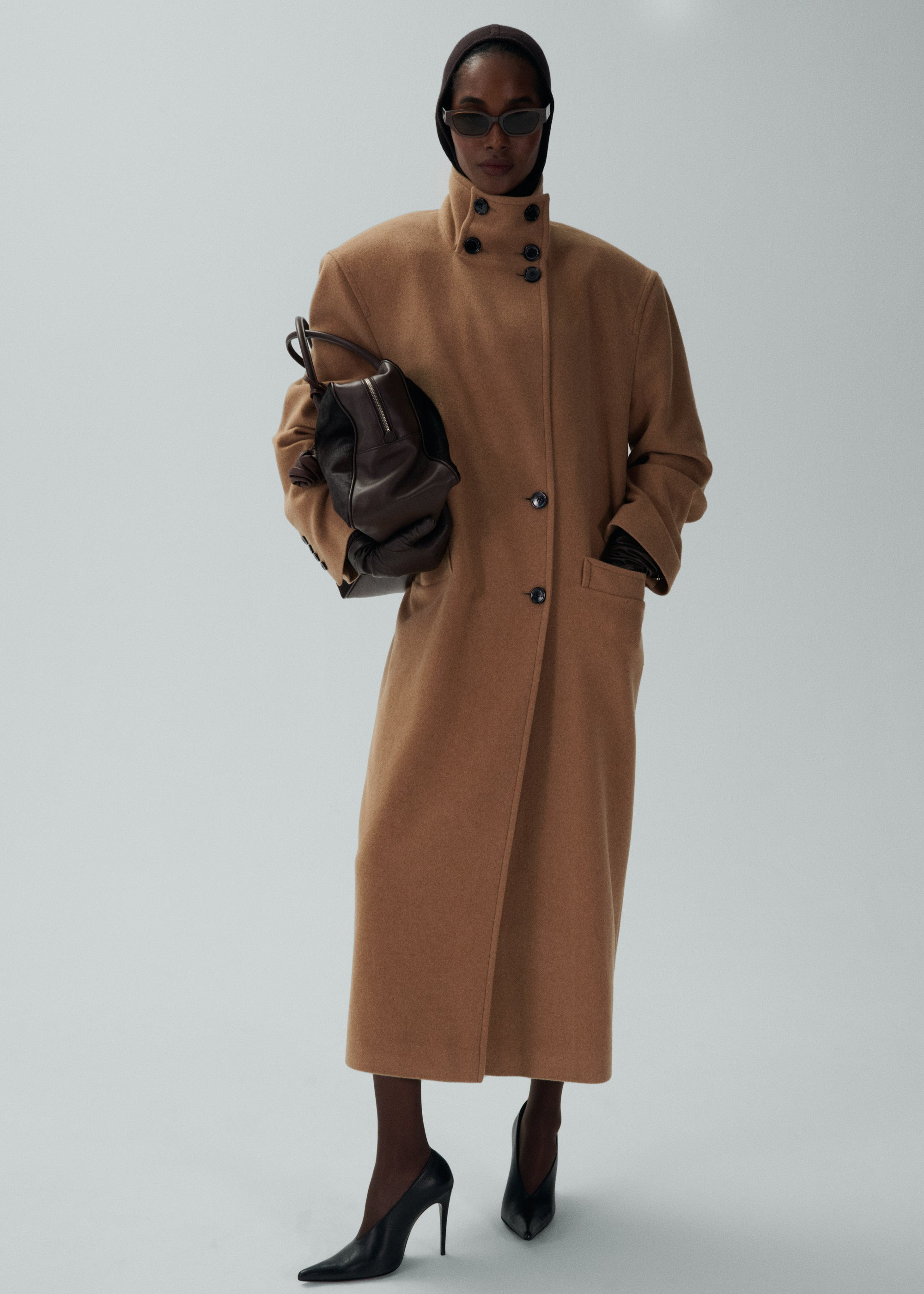 Oversized high collar cashmere coat in caramel - 3